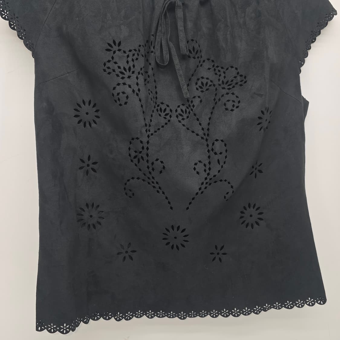 레이저 컷 플라워 디테일 블랙 블라우스 상품이미지2