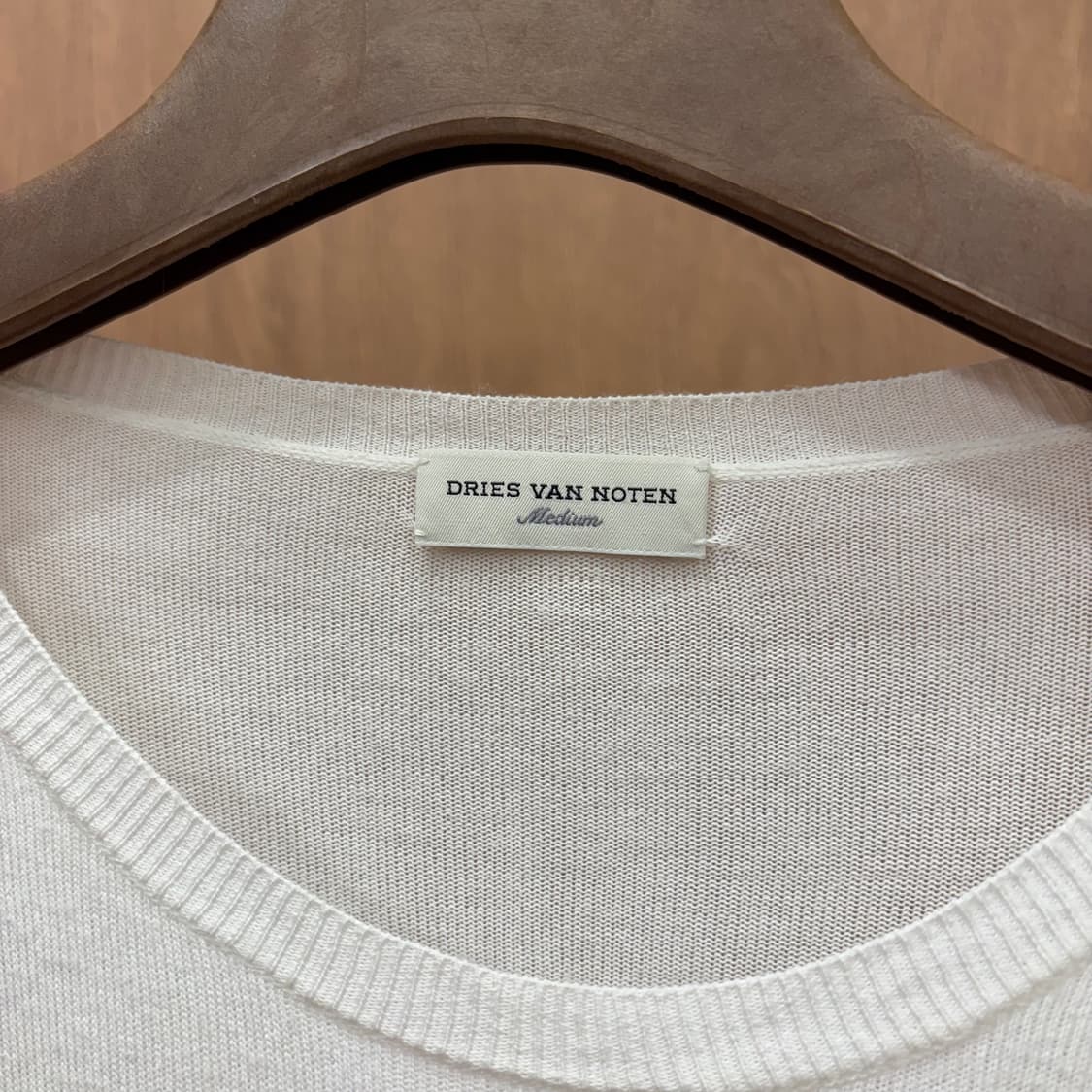 드리스 반 노튼 라운드넥 긴팔 니트 밑단 시보리 퍼프 디테일 아이보리 상품이미지7