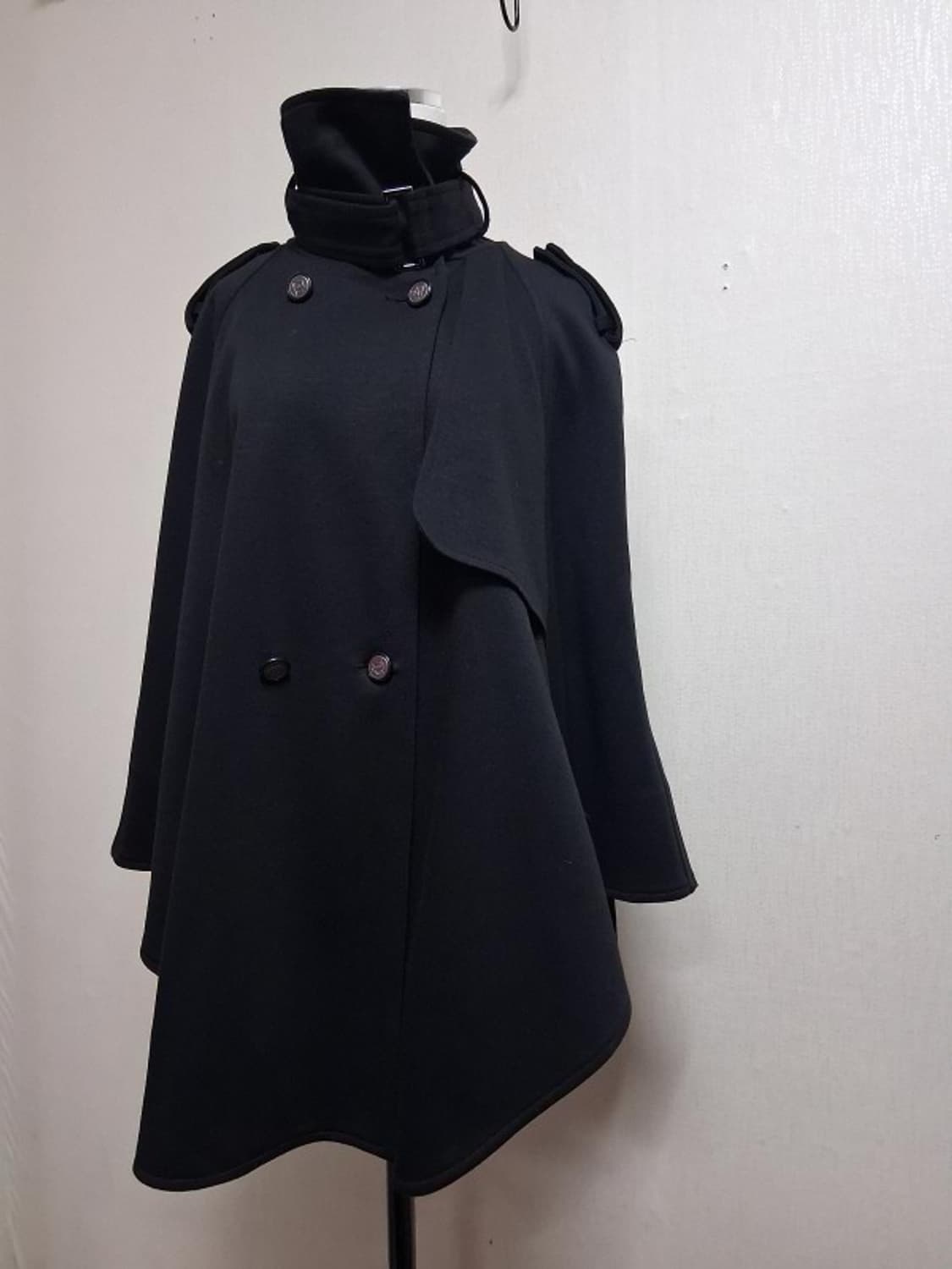 COMEANDGET 검정 케이프코트
국내제품 컨디션 완전 최고 흠없음
소 상품이미지1