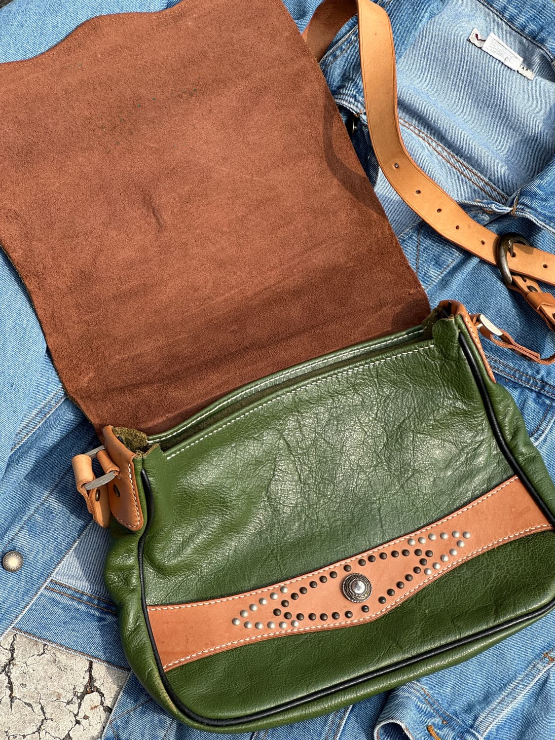 빈티지 핸드메이드 소가죽 메신저백 그린 레더 웨스턴 스터드 크로스백 상품이미지3
