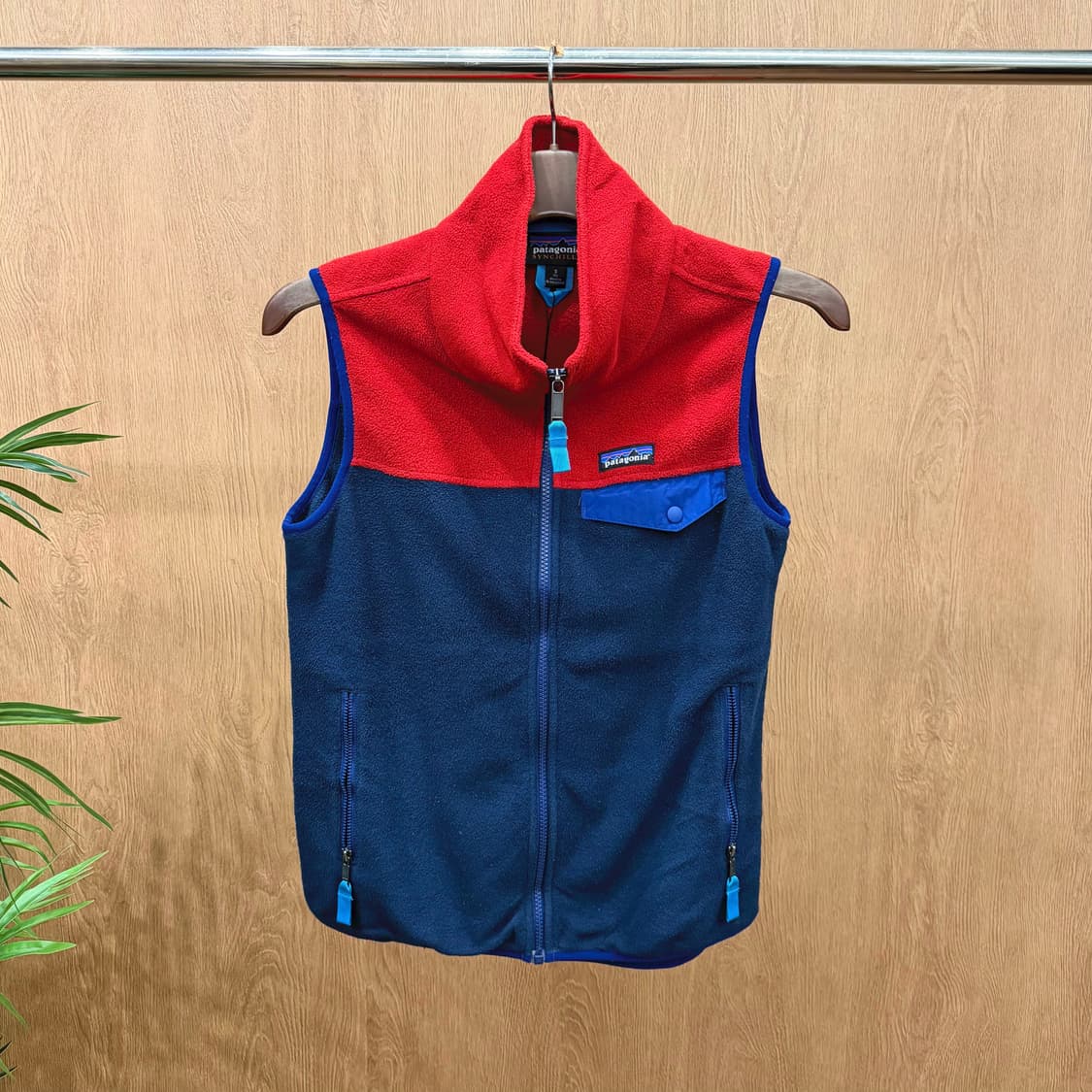 파타고니아 신칠라 플리스 집업 베스트 플립 포켓 디테일 레드 네이비 상품이미지1