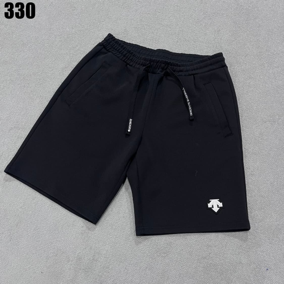 데상트 블랙 반바지  상품이미지1