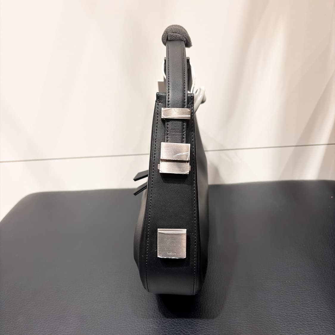 (정품/새상품) OSOI 오소이 여성 블랙 토니 호보 숄더백 상품이미지3