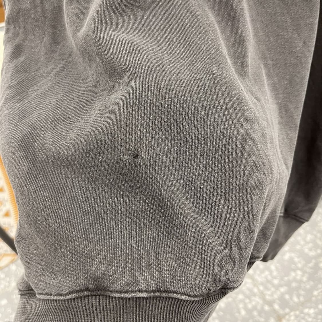 마뗑킴 그런지 데미지디테일 오버핏 스몰로고 맨투맨 F C10992 상품이미지8