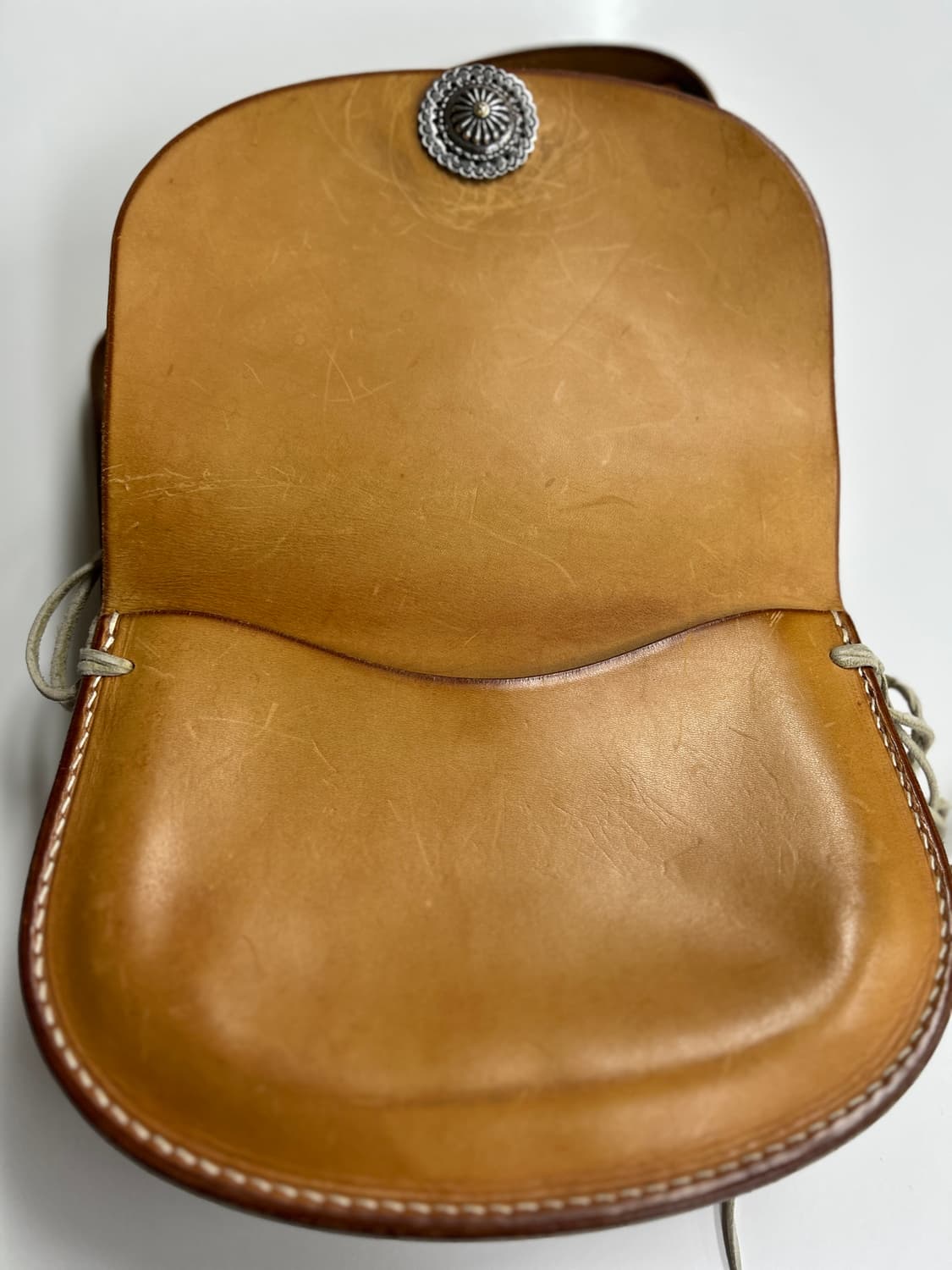 goros 고로스 새들레더 네츄럴 k18이글콘초 크로스백 상품이미지2