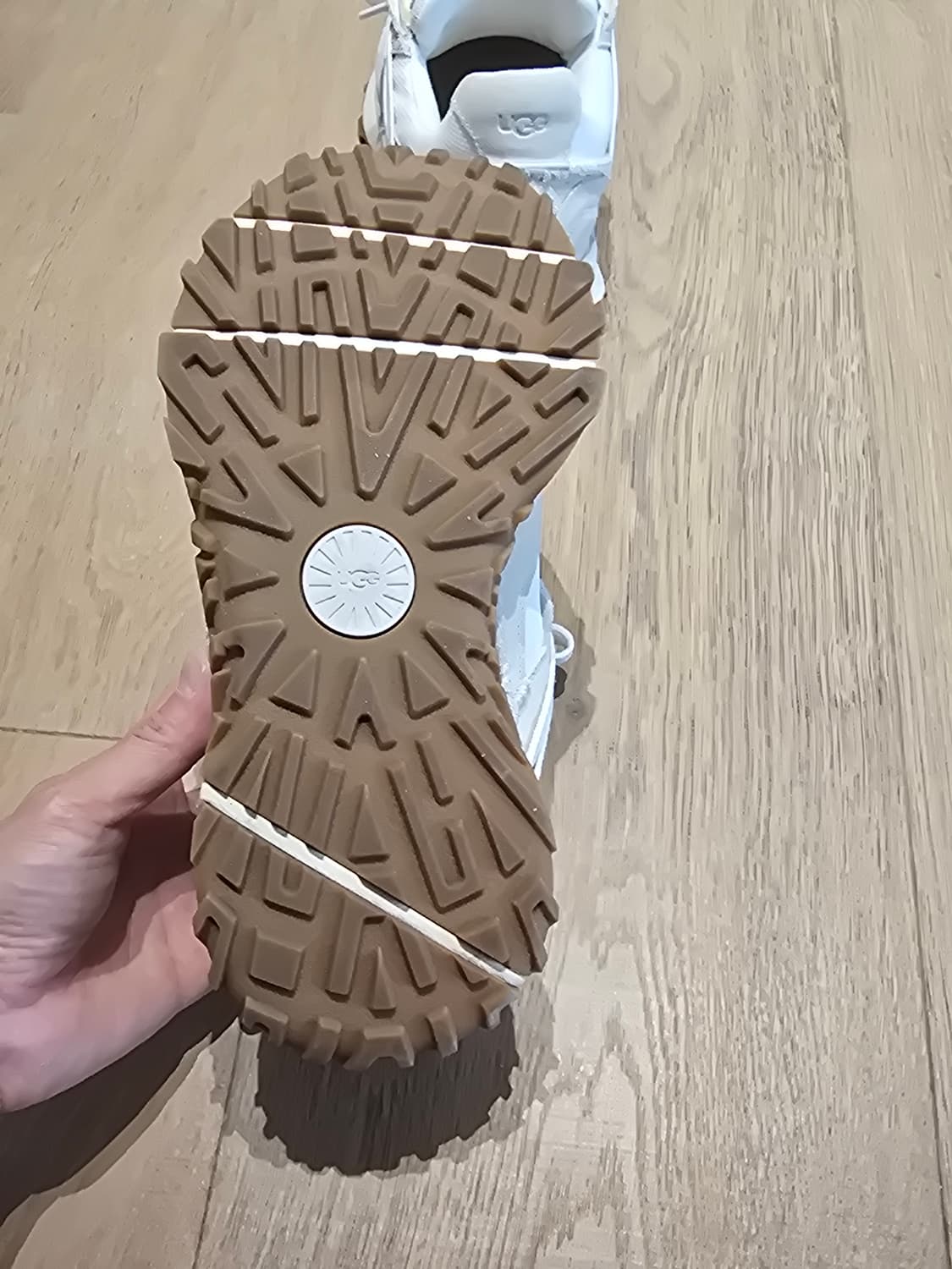 어그 레트로 파이 로우 아이보리 스니커즈입니다.  상품이미지6