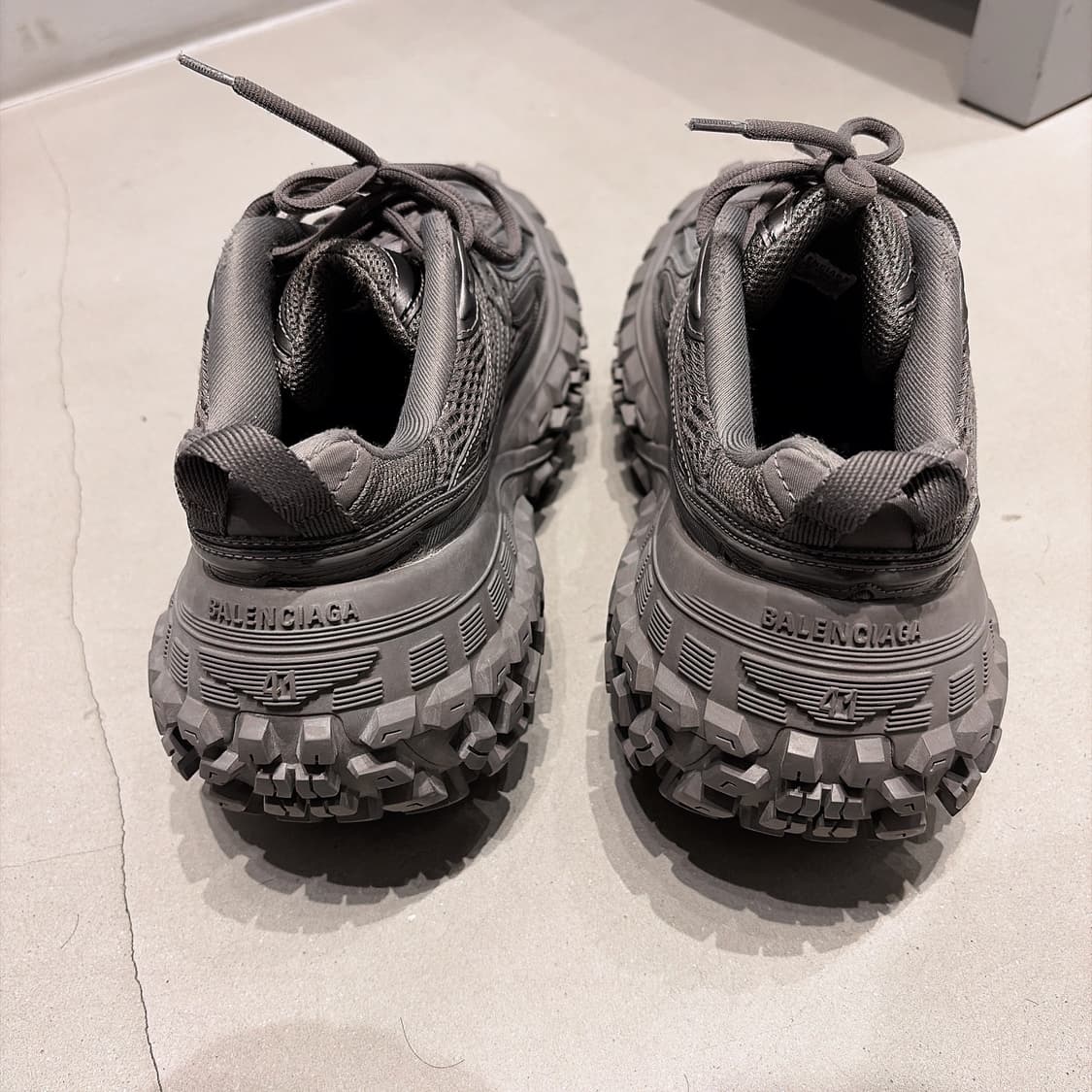 (정품/새상품) 발렌시아가 남성 그레이 디펜더 바운서 스니커즈 상품이미지4
