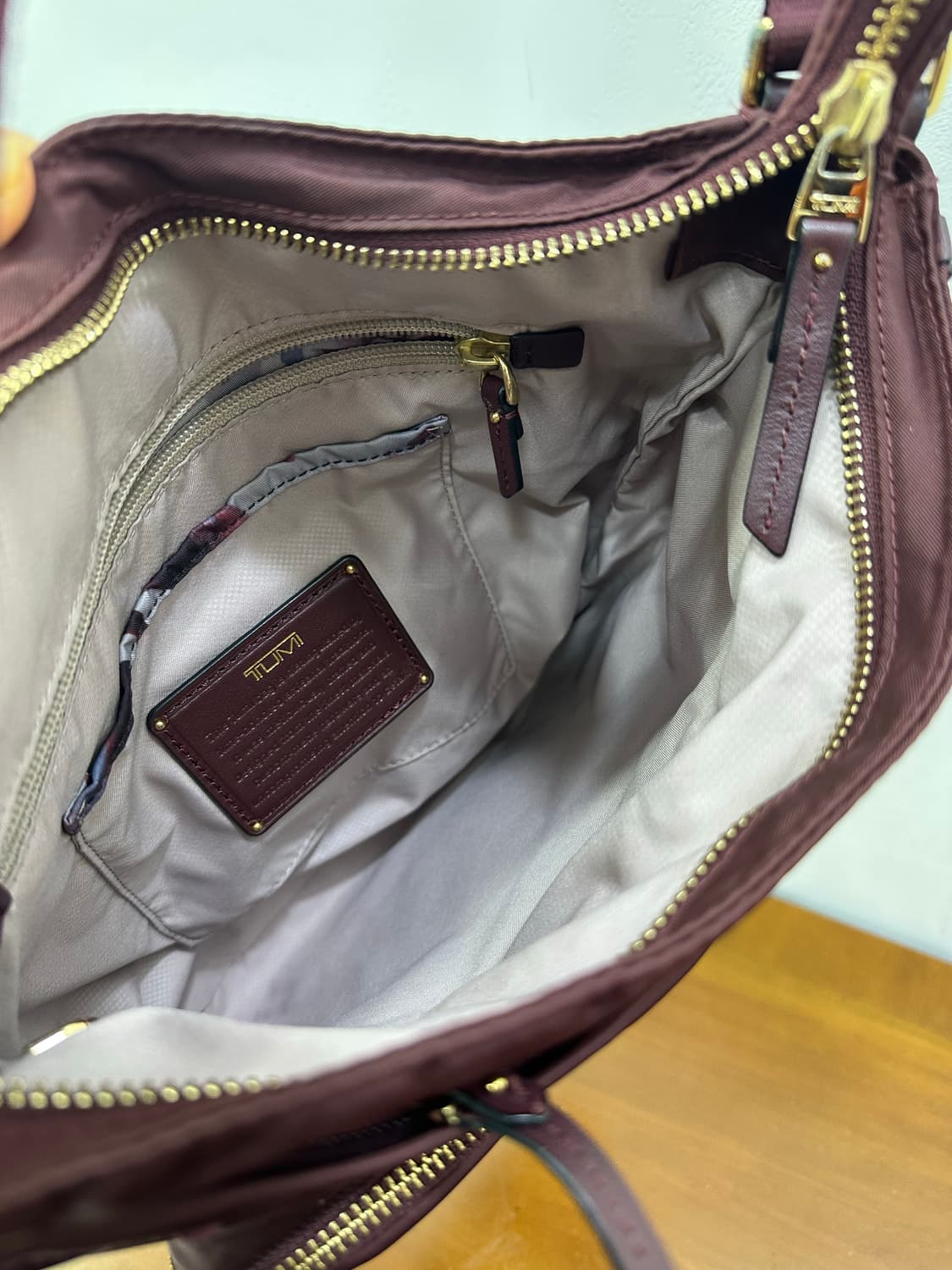 투미 크로스백 상품이미지7