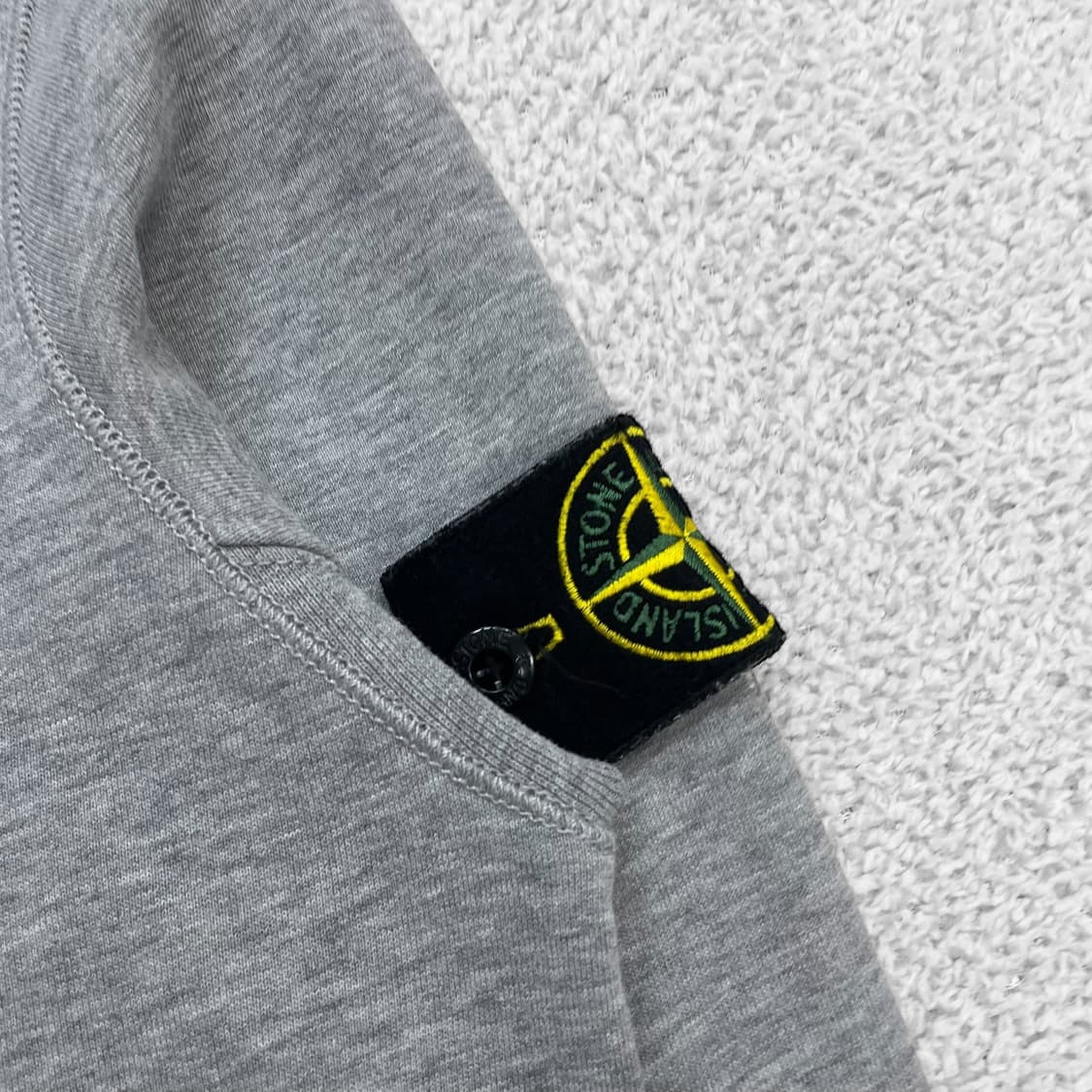 스톤아일랜드 와펜 패치 크루넥 맨투맨 그레이 상품이미지2