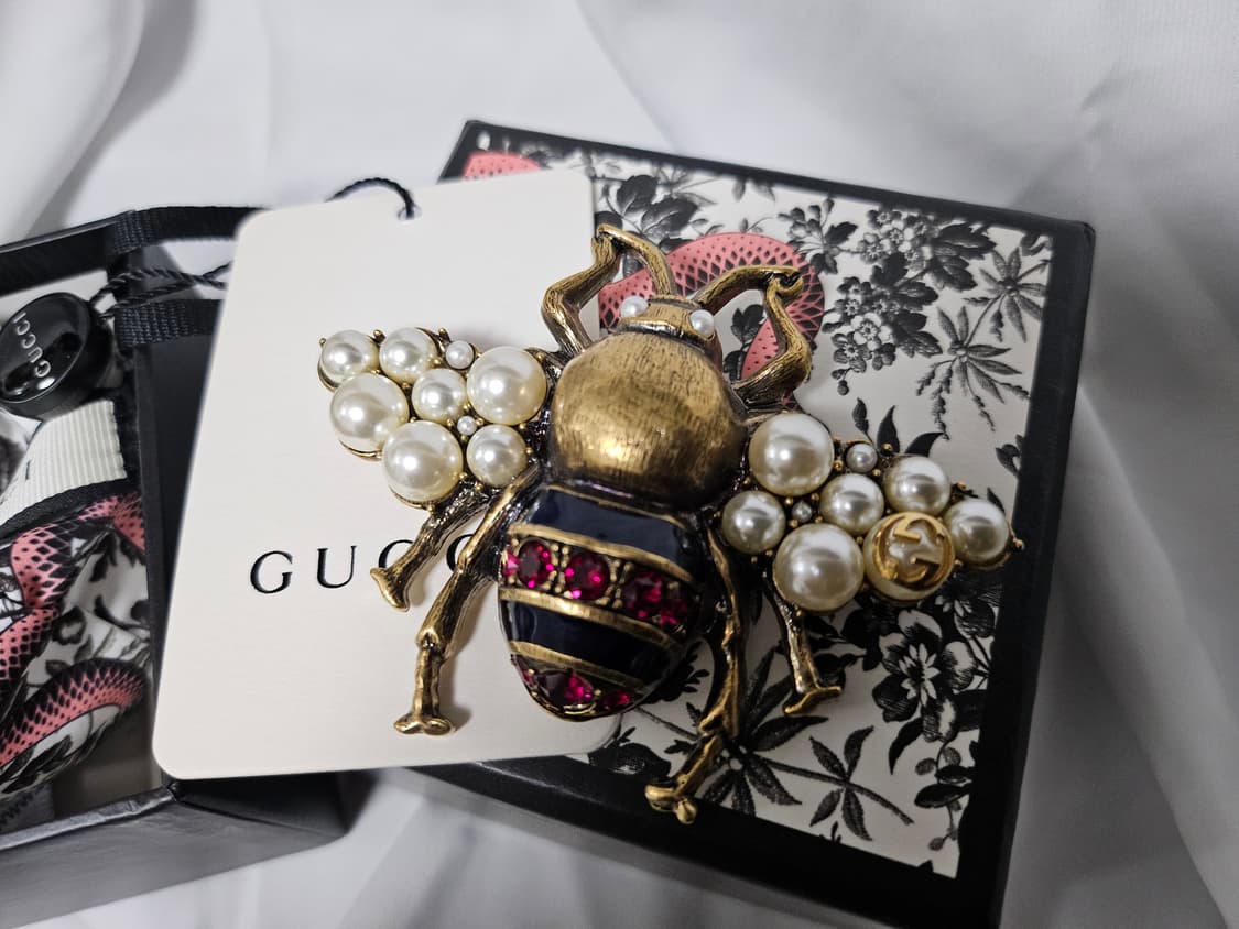 
구찌 크리스털 및 펄 디테일의 벌 모양 브로치
 상품이미지5