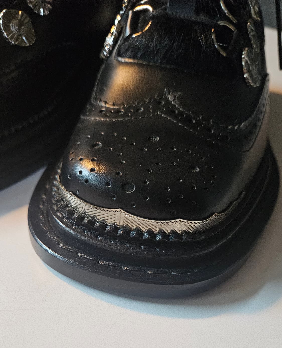 TOGA VIRILIS 블랙 퍼 장식 윙팁 슈즈 41(새상품) 상품이미지4