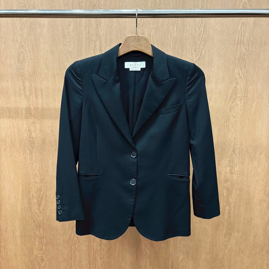 구찌 긴팔 울 테일러드 자켓 피크드 라펠 투 버튼 커프스 디테일 블랙 상품이미지2