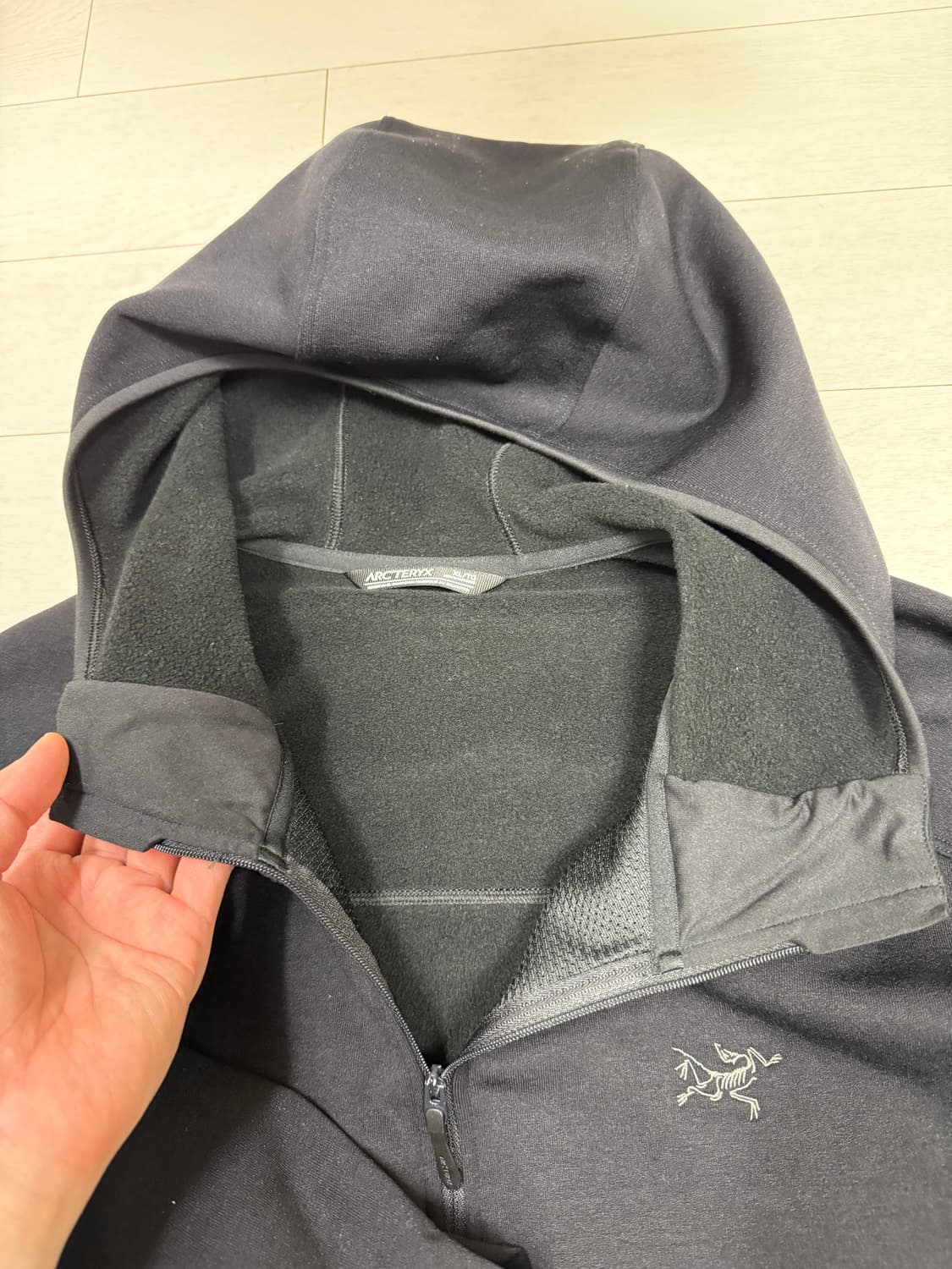 아크테릭스 카이어나이트 후디 블랙 색상입니다. XL 사이즈로,  가슴팍에 상품이미지3