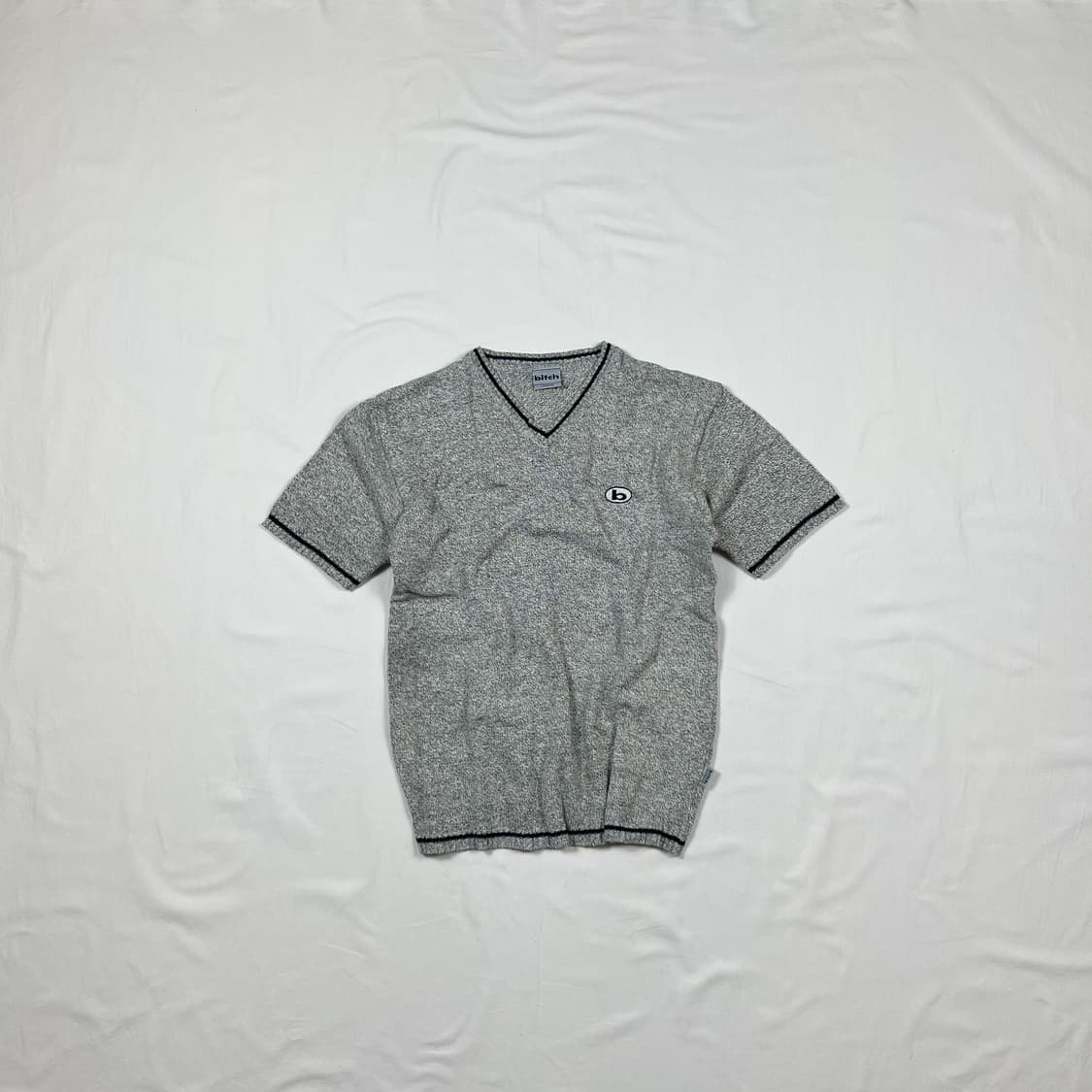 90’s bitch 스케이트보드 b 로고 브이넥 반팔 니트 상품이미지1