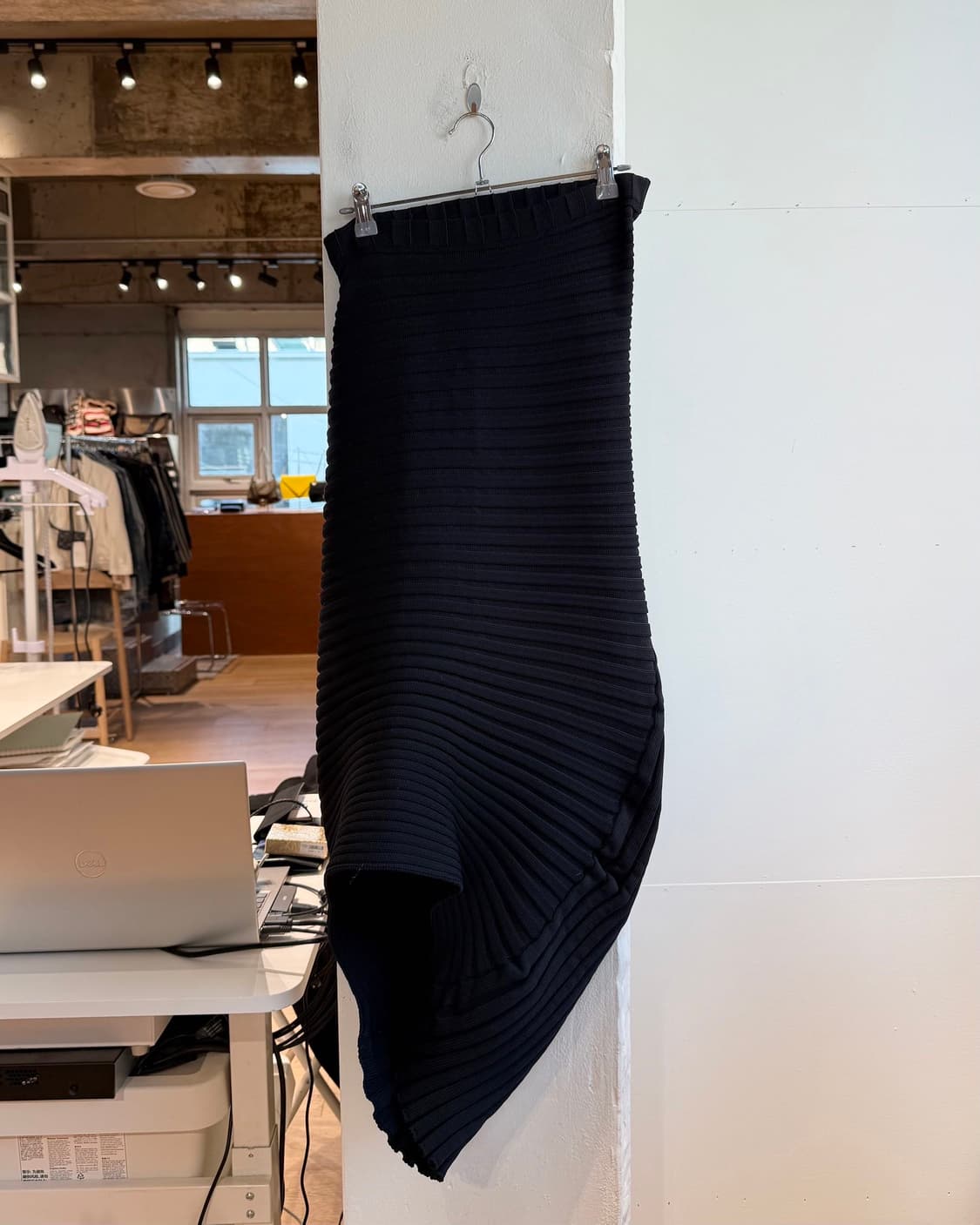 이세이미야케 블랙 링컬 에이시멋리 미디스커트 상품이미지5