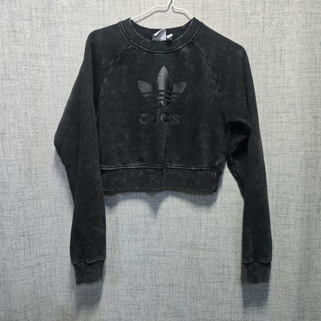 아디다스 기모  트레포일 블랙 워싱 크롭 맨투맨   상품이미지2