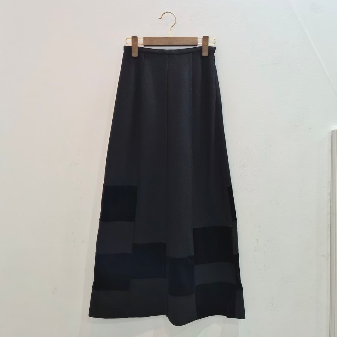 울 100% 블랙 벨벳 패치 플레어 롱스커트 상품이미지1