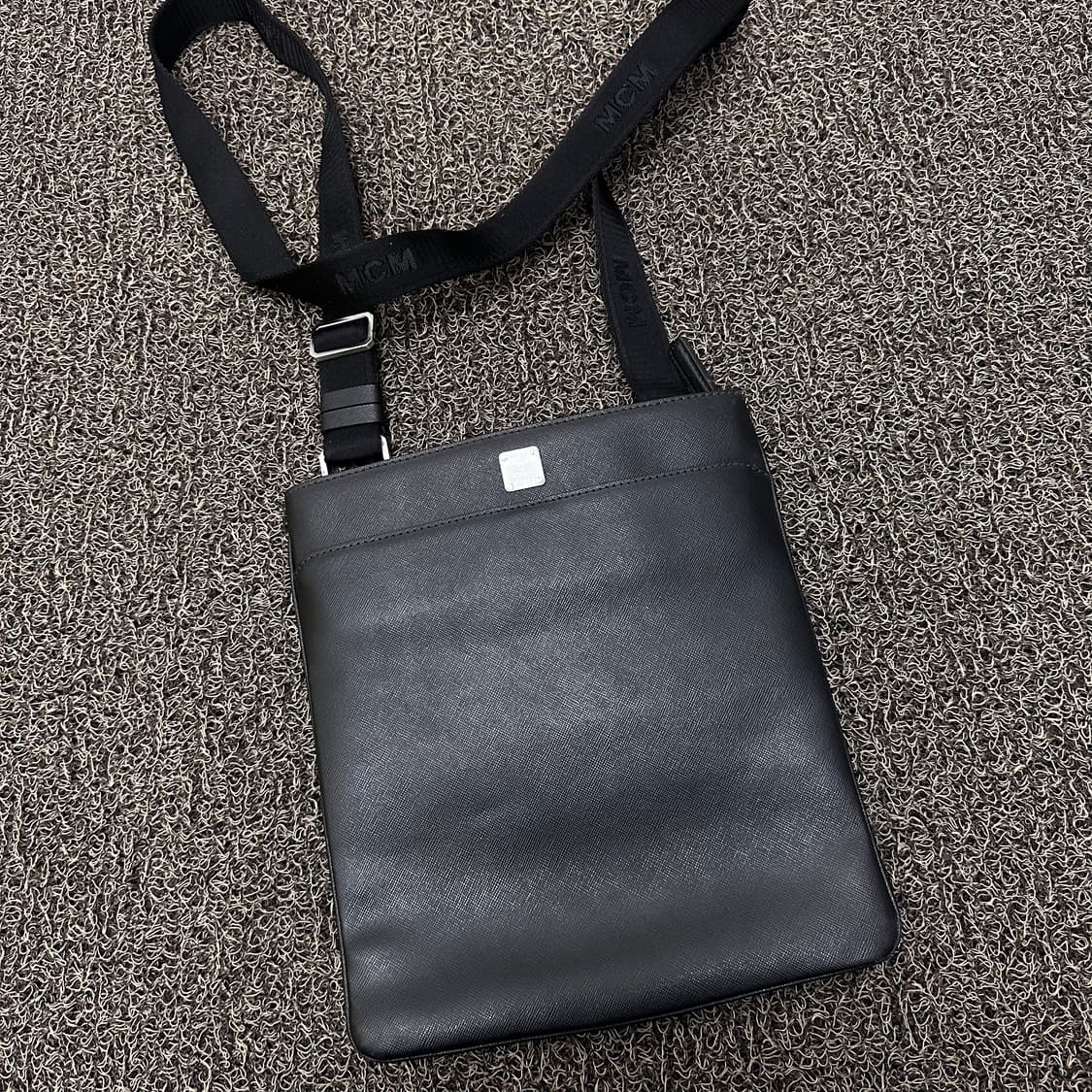 MCM 엠씨엠 미니 레더 미니 크로스백 블랙 상품이미지2