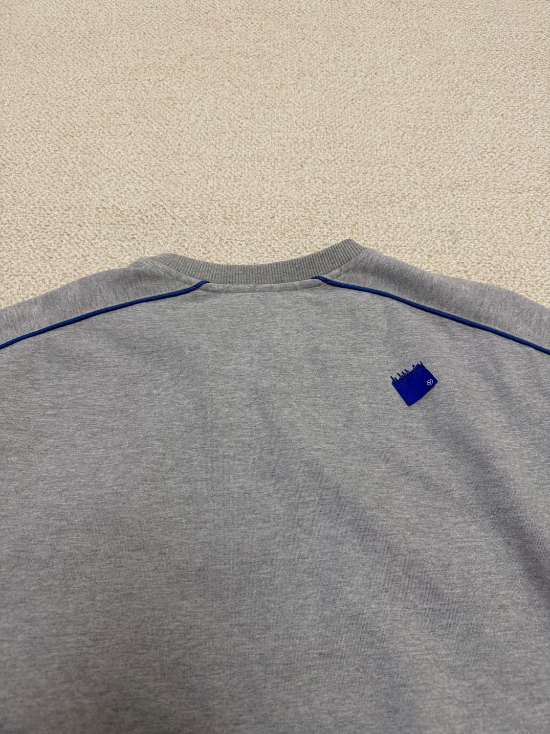 아더에러 슬라이스 로고 맨투맨 A2 사이즈 상품이미지4