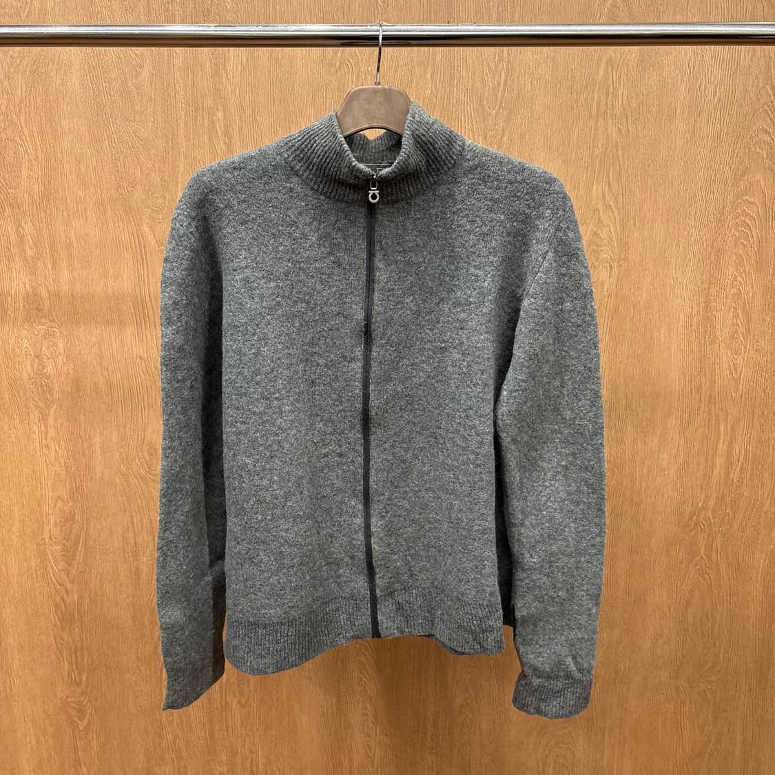 살바토레 페라가모 하이넥 니트 집업 가디건 무지 디테일 레귤러핏 그레이 상품이미지2