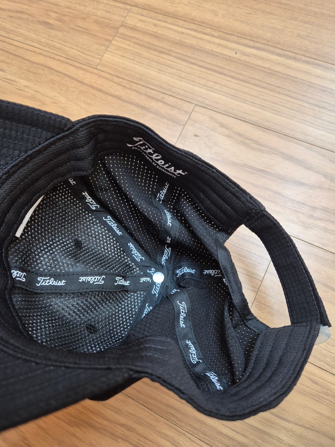 타이틀리스트 블랙 골프 모자입니다. 겉감, 안감 모두 동일한 재질입니다. 상품이미지4