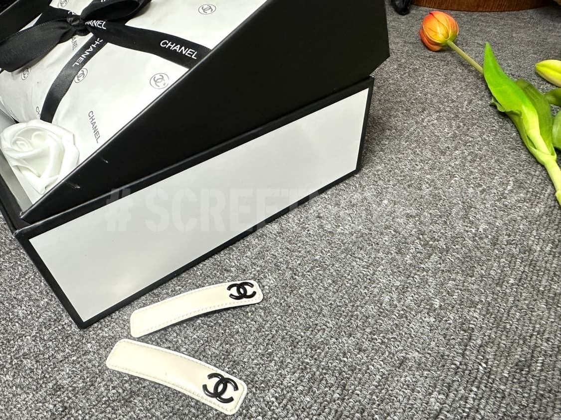 샤넬 블랙 로고 헤어핀 (1피스) 상품이미지2