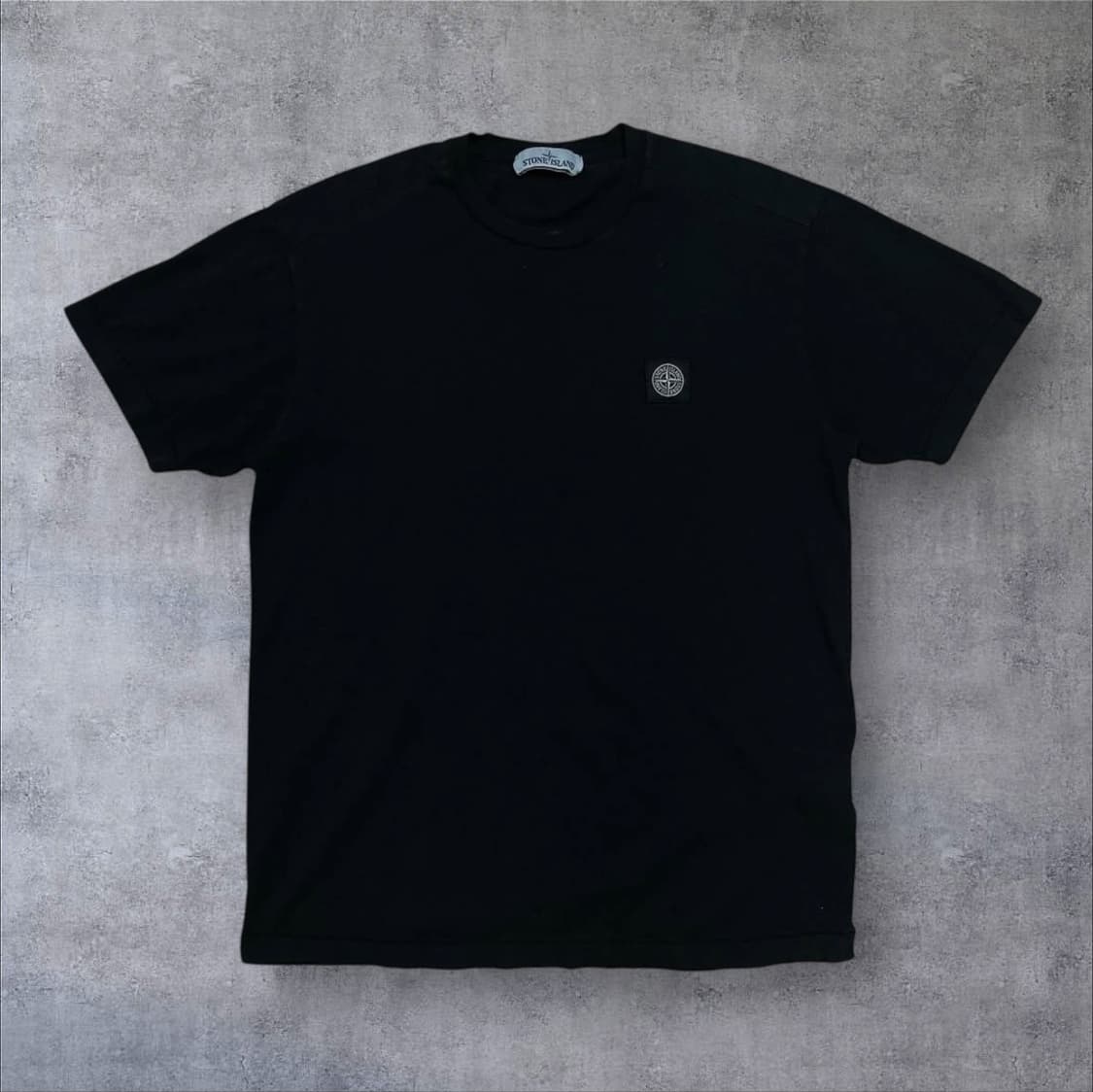 스톤아일랜드 박스 패치 로고 블랙 반팔티 상품이미지1