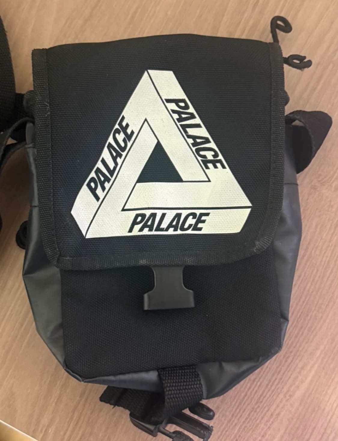 팔라스 삼각로고 크로스백 블랙 상품이미지1