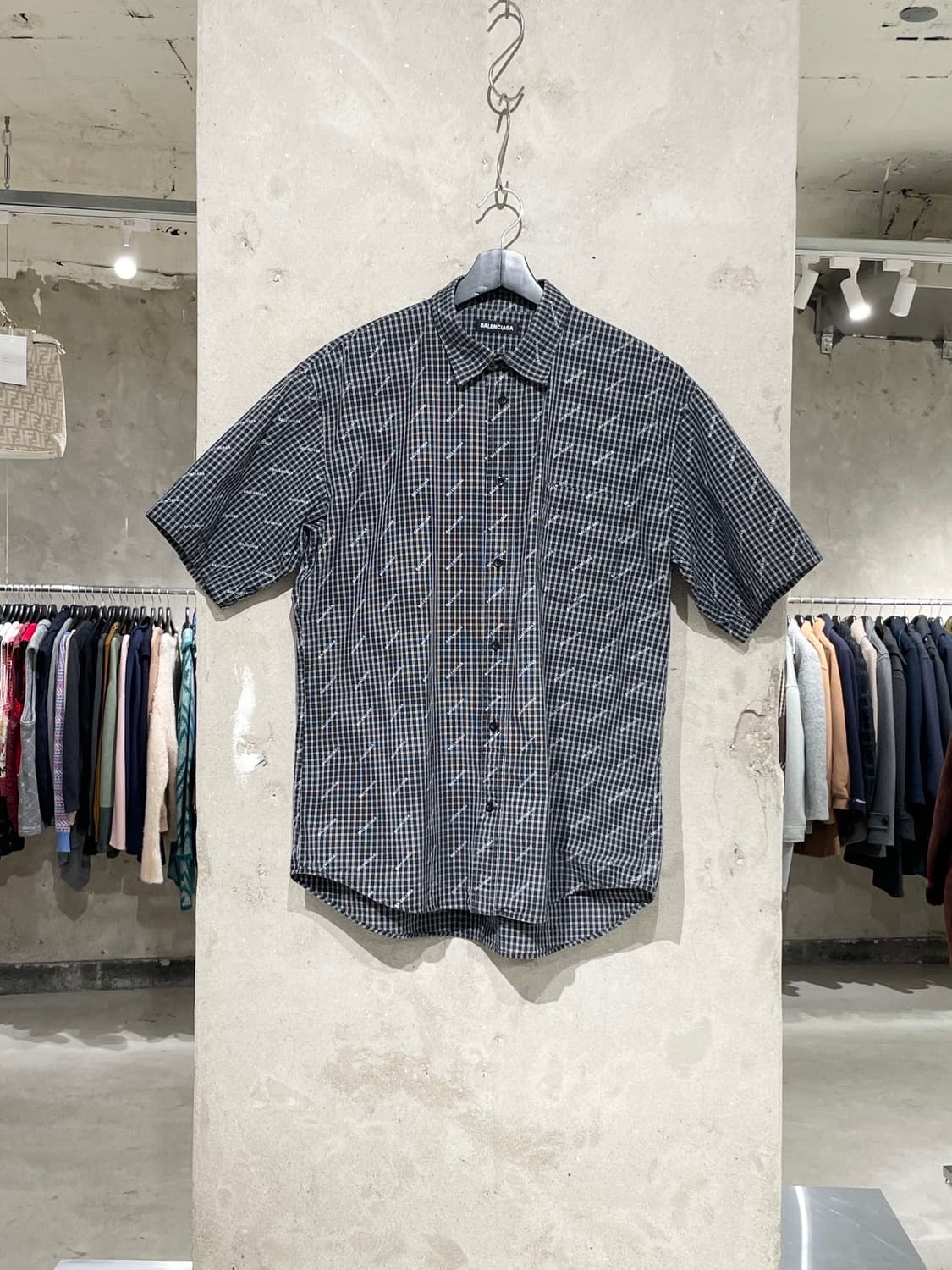 발렌시아가 블랙 로고 싱글 포켓 체크 하프 셔츠 상품이미지1