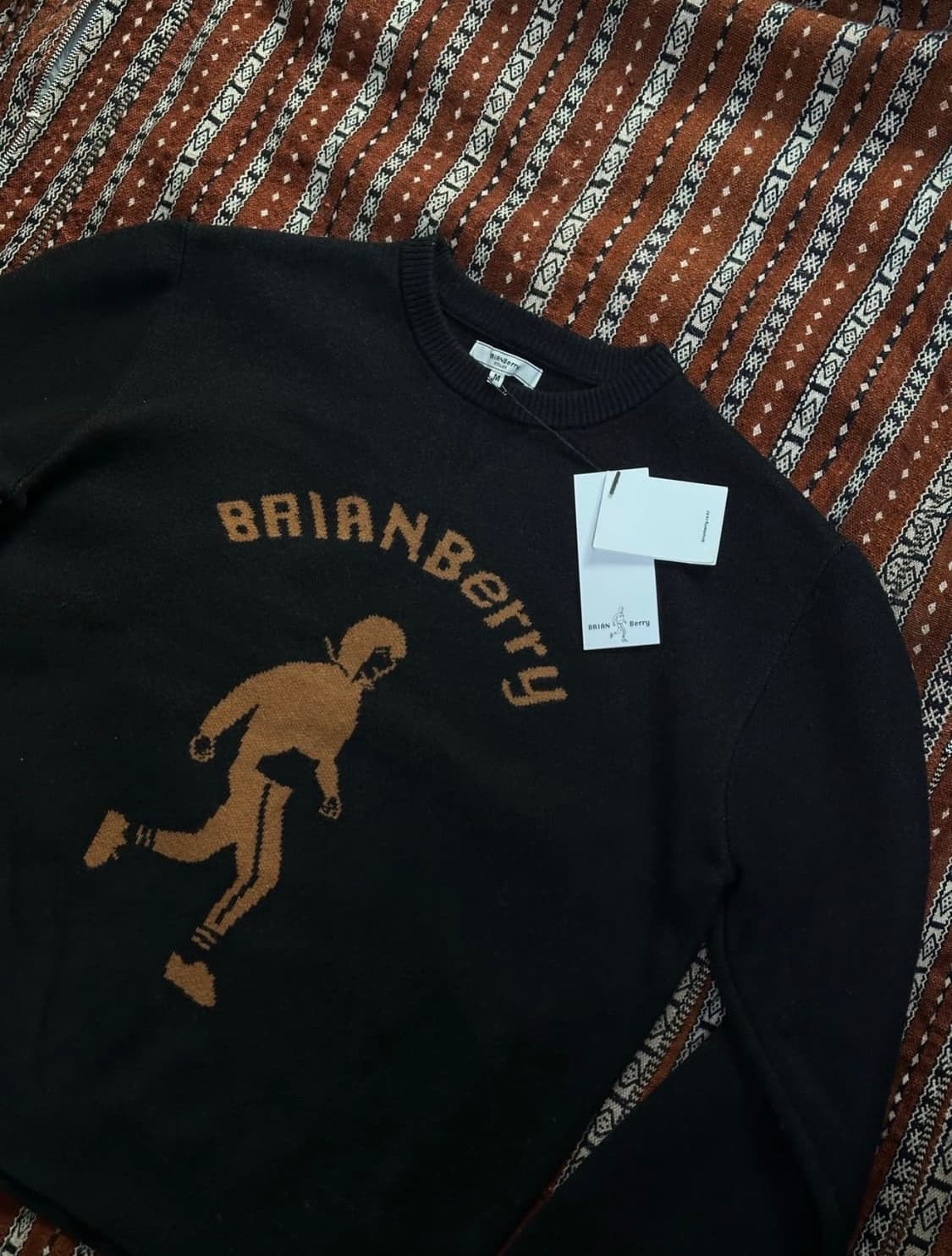 브라이언베리(BRIANBERRY) 아틀리에 그래픽 자카드 니트 - 블랙 상품이미지1