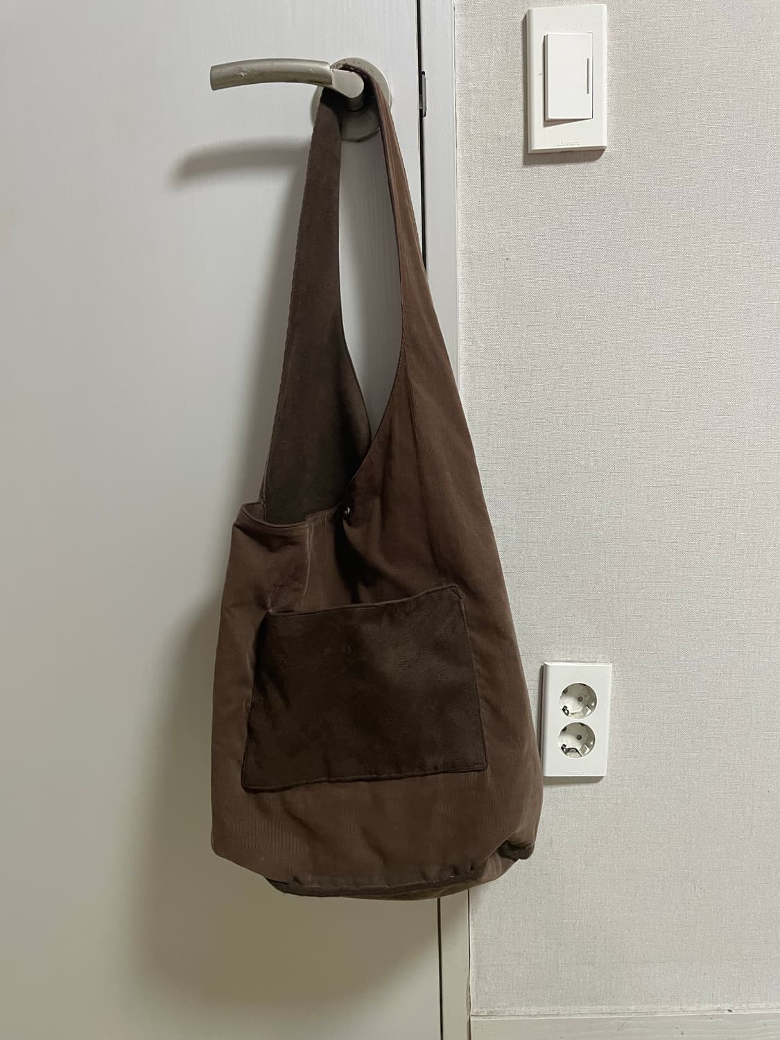공용os) 아이엘 호보백 스웨이드/코듀로이 브라운 리버시블 숄더백 가방 상품이미지8