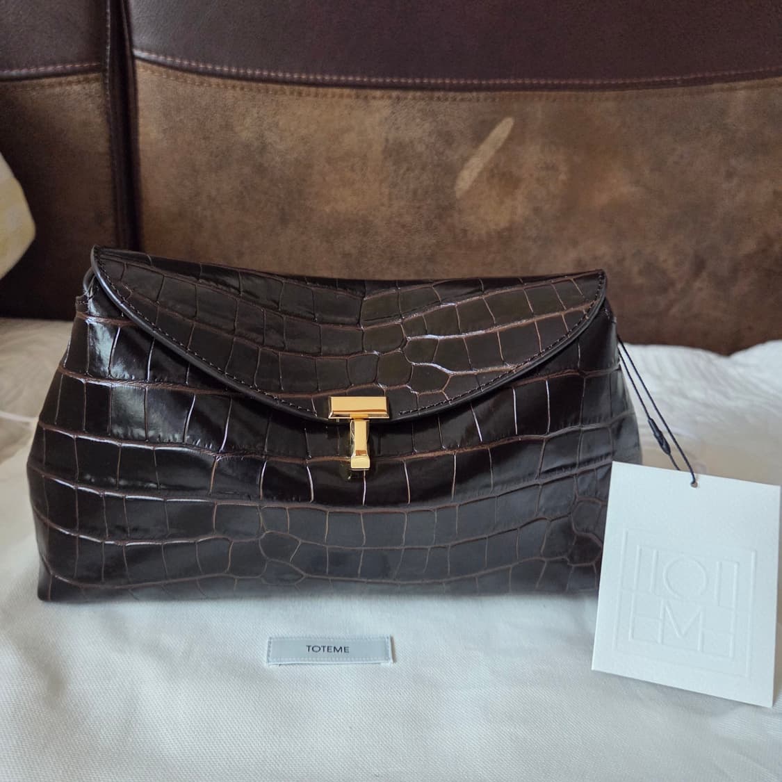 토템(TOTEME) 티락 클러치 다크브라운 상품이미지1