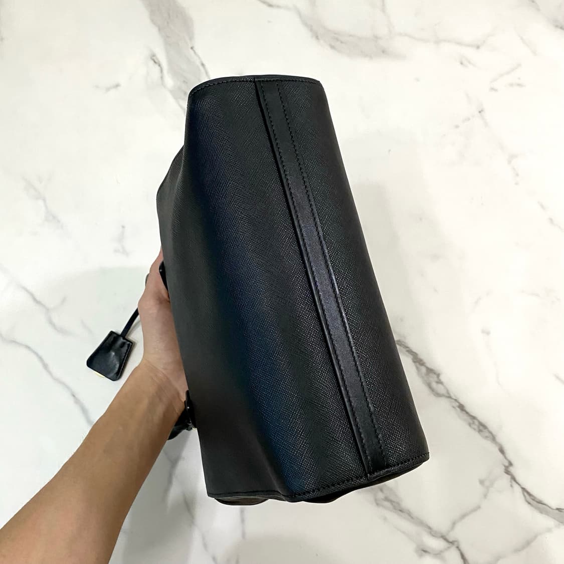 프라다 메탈로고 사피아노 토트백 크로스백 블랙 1BA163 상품이미지5