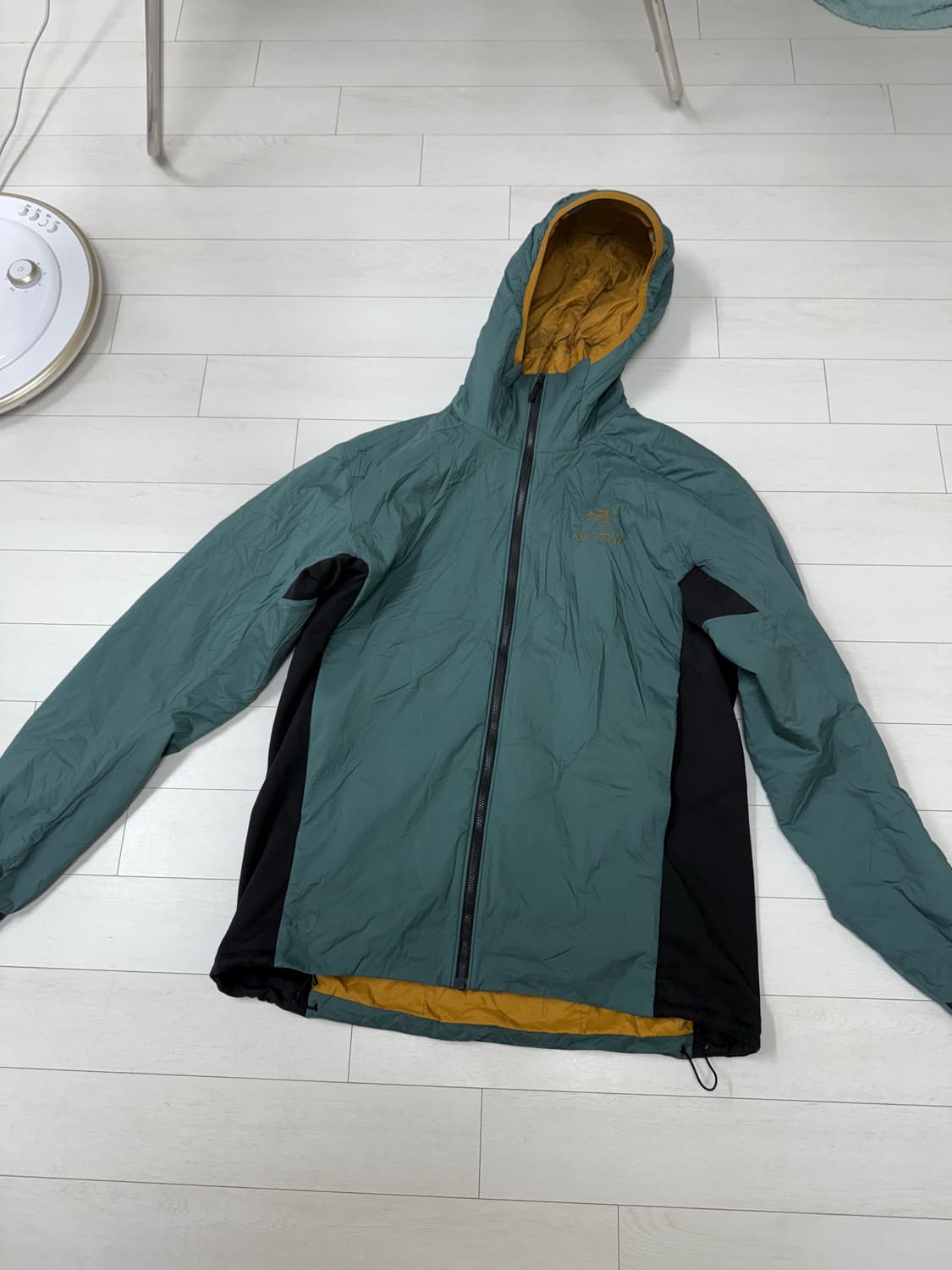 아크테릭스 아톰 후디 L 사이즈  상태 다 좋아요 마지막 사진 팔 뒤쪽  상품이미지1