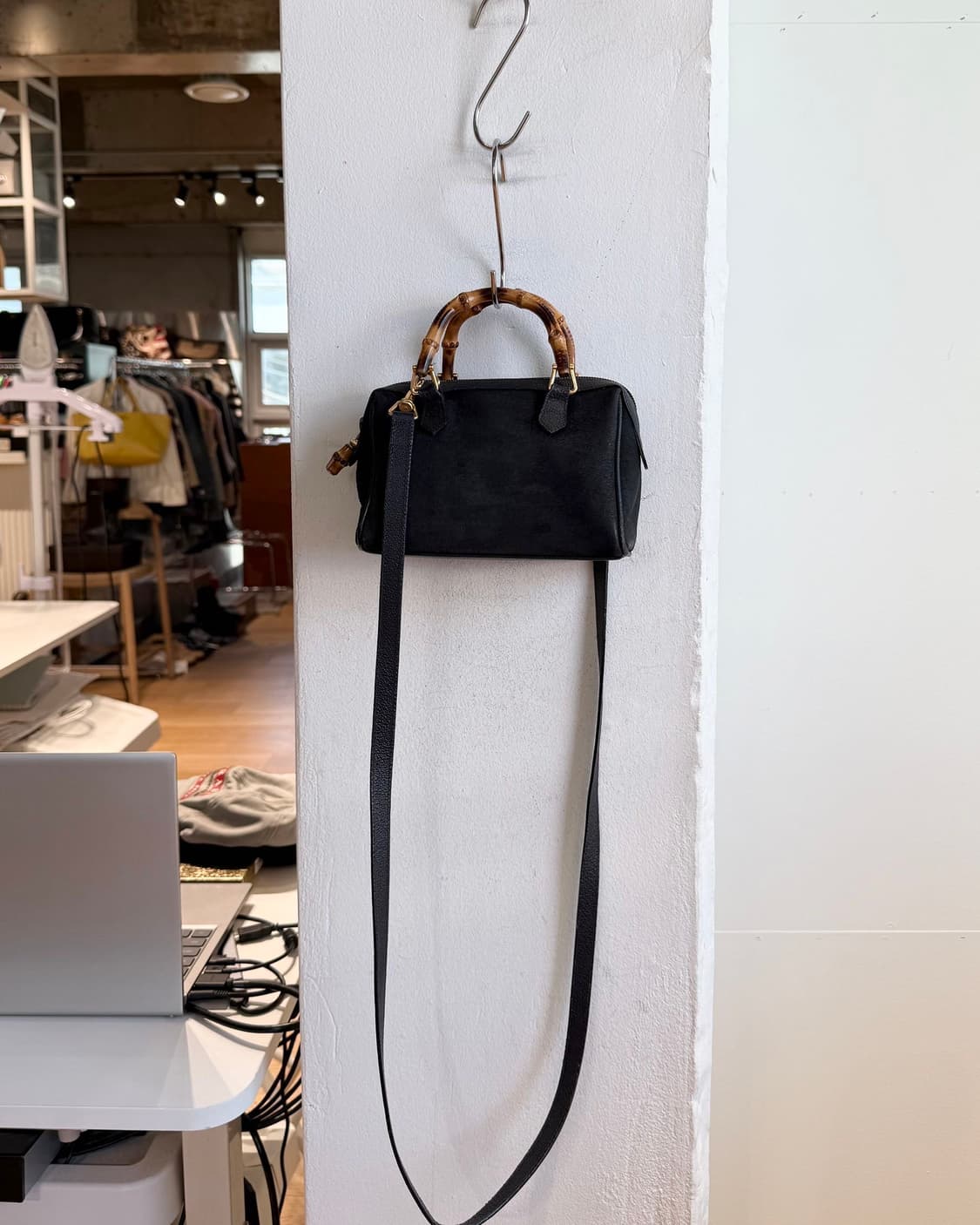 구찌 블랙 새도우 스몰 뱀부 보스턴백 상품이미지2