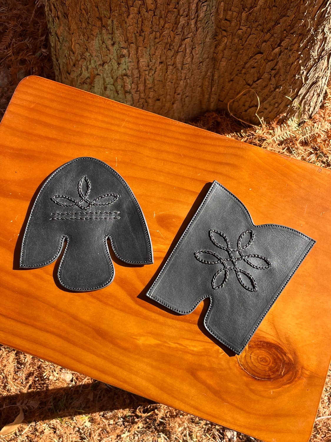 Hand-Embroidered Leather Cup Coaster 상품이미지1