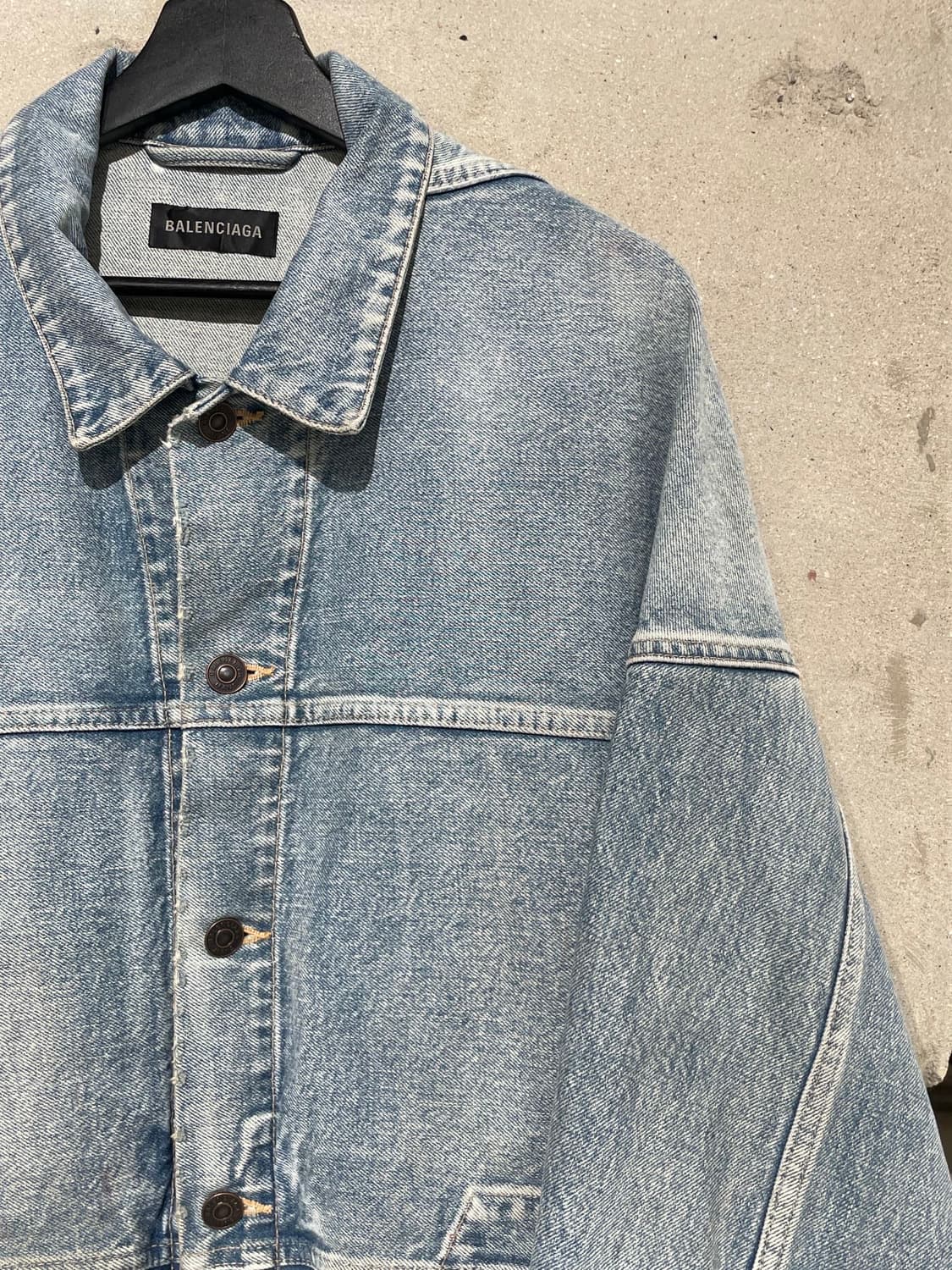발렌시아가 연청 업사이드 다운 데님 자켓 상품이미지3