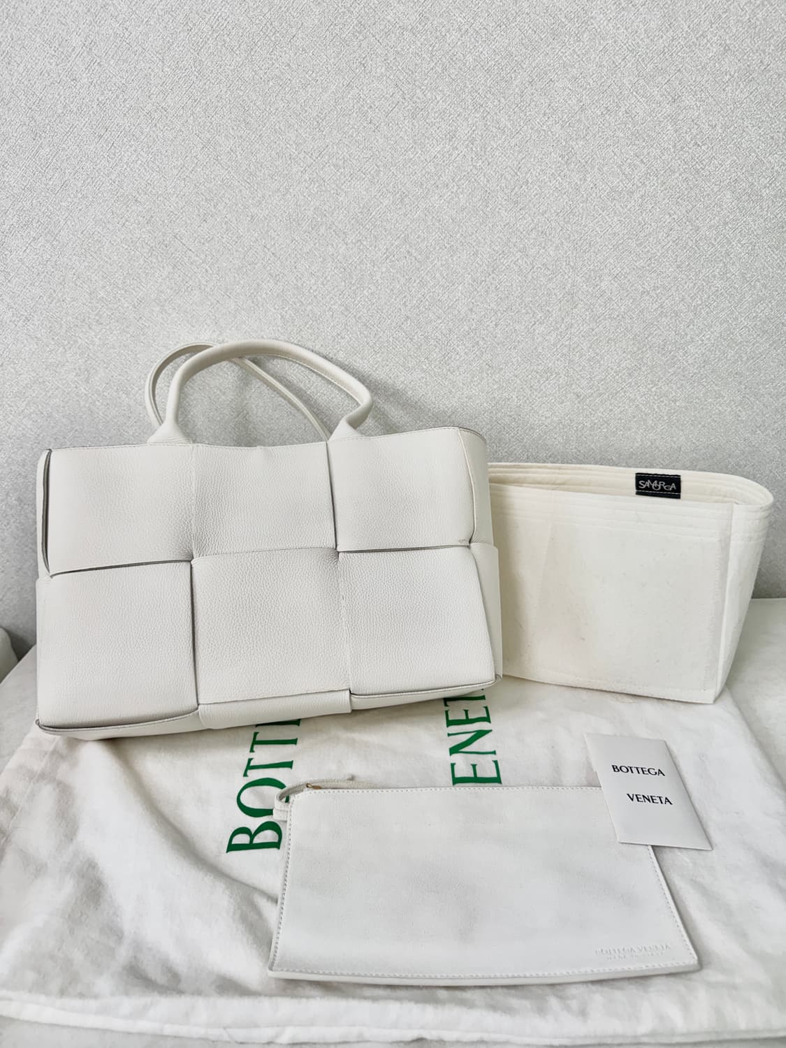 보테가베네타 스몰 아르코 토트백 화이트 상품이미지4