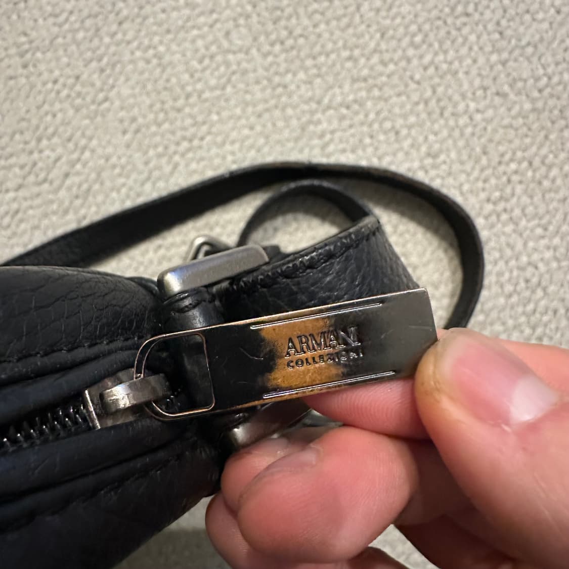 아르마니 Armani 카프스킨 크로스백 상품이미지4