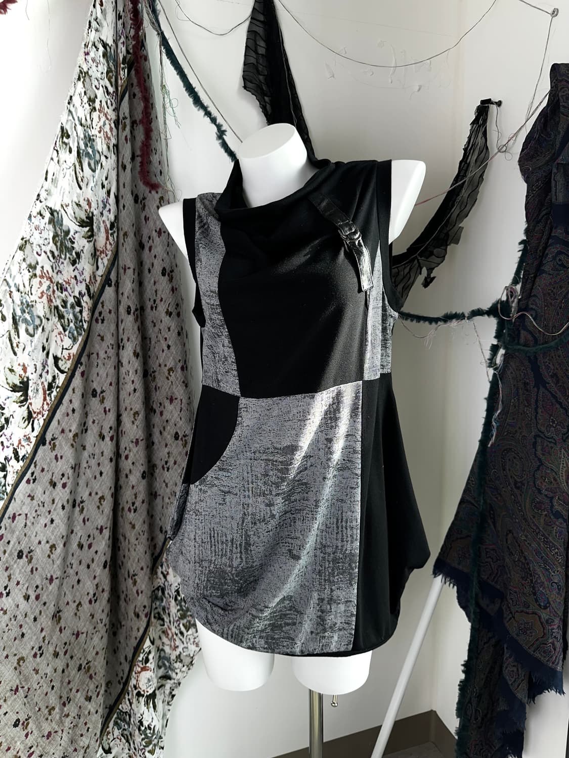 언발 배색 슬리브리스 탑 상품이미지1