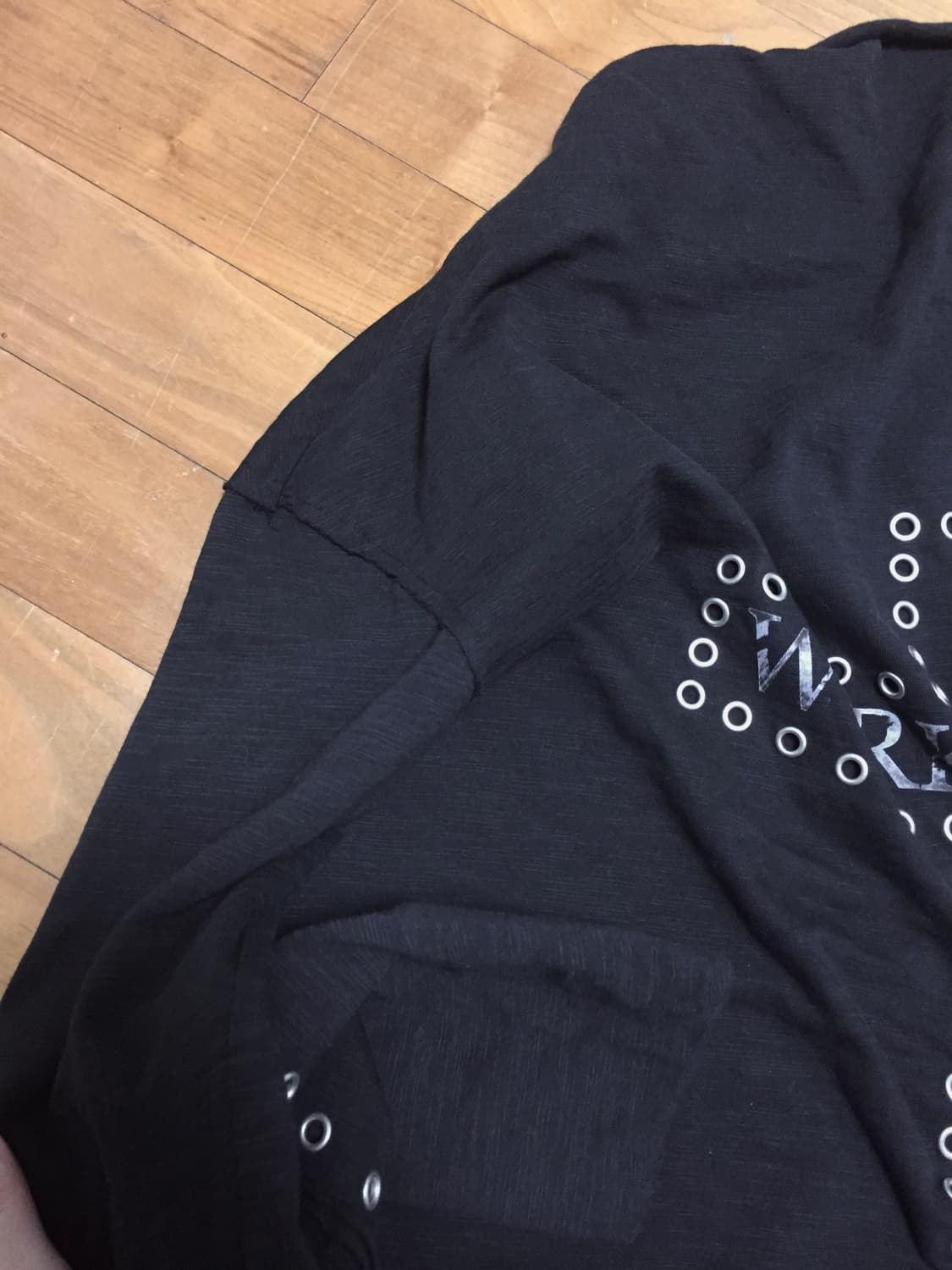 CROSS PIERCING BATWING TEE in dark 상품이미지5