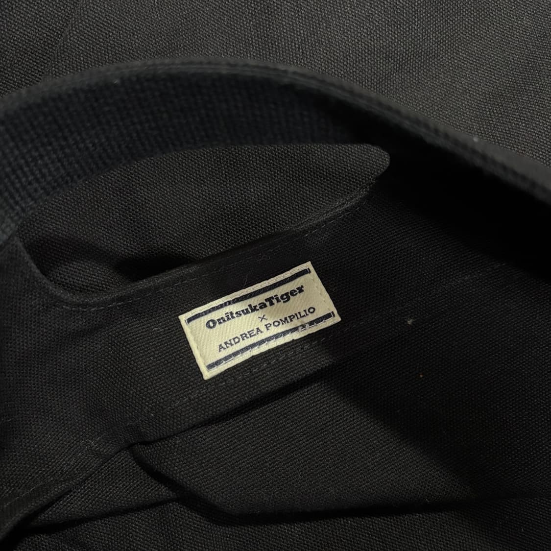 OS 오니츠카타이거 X 안드레아 폼필리오 블랙 스팰아웃 핸드백 상품이미지3