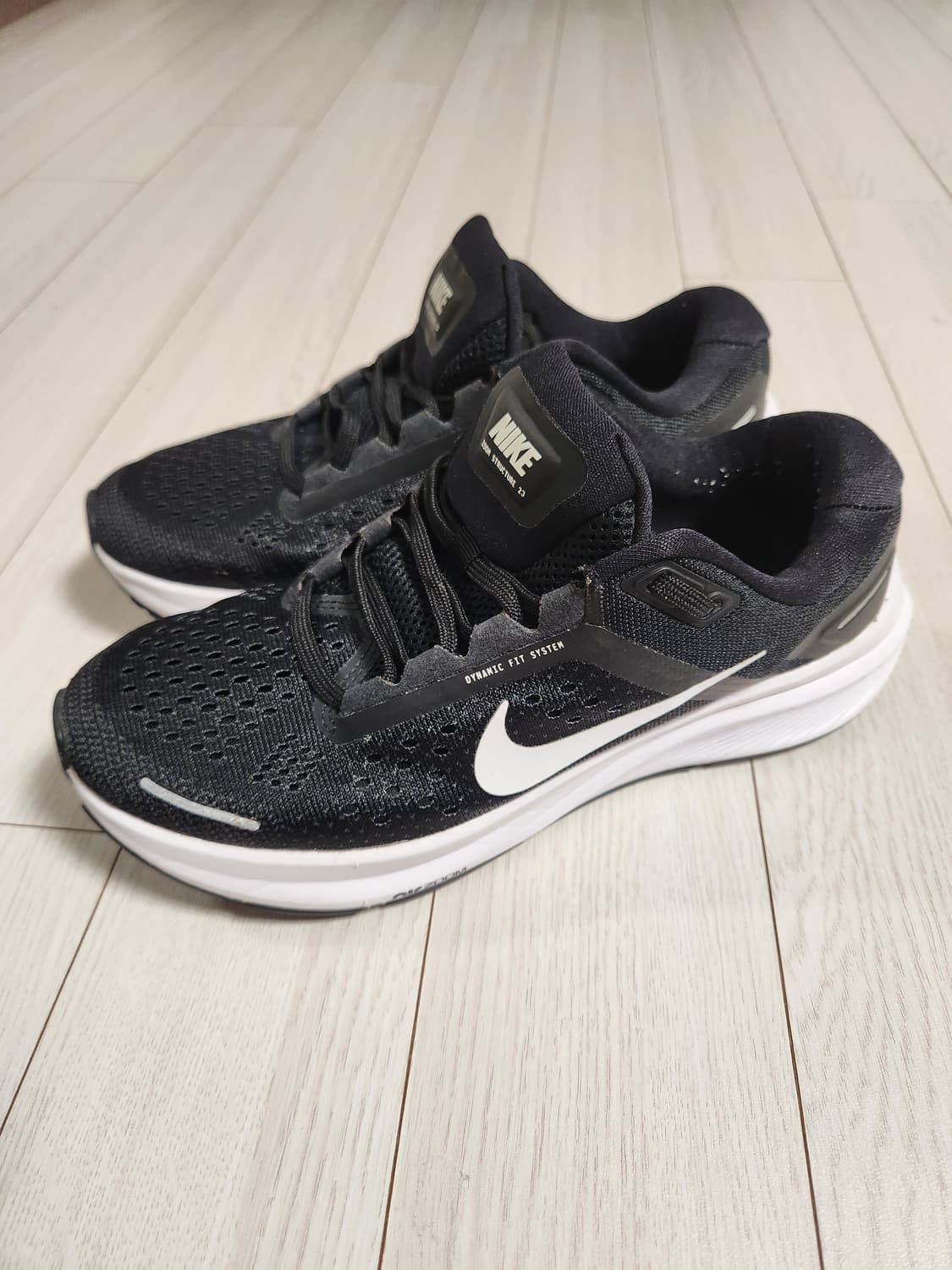 나이키 에어 줌 스트럭처 23 CZ6721-001 사이즈235

러닝화/ 상품이미지1