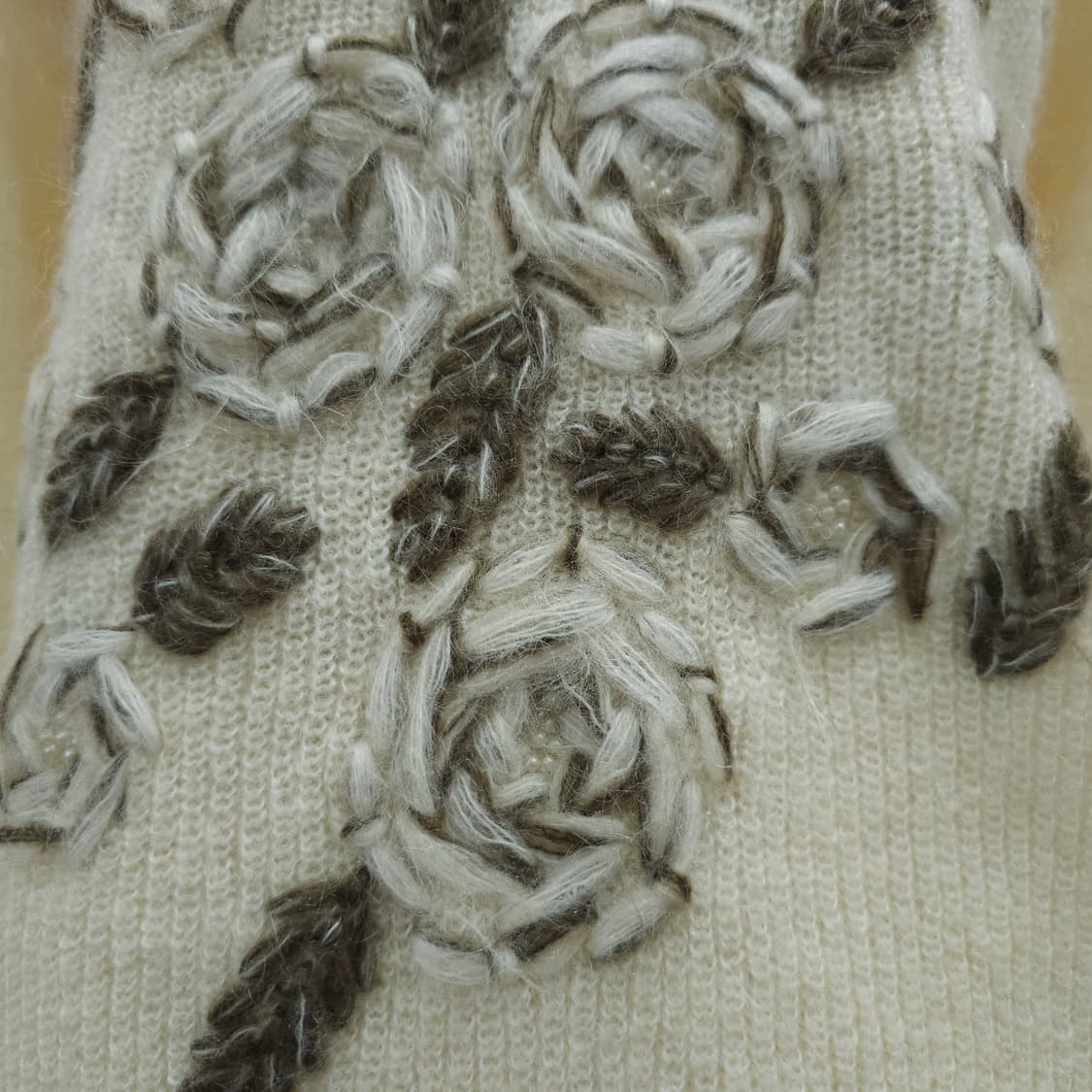 울 입체 로즈 플라워 자수 아이보리 니트 상품이미지8