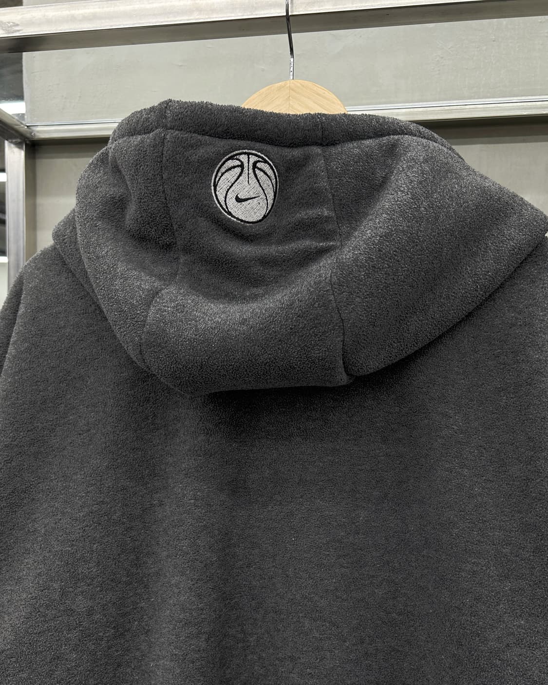 나이키 00s 배스킷볼 스우시 플리스 점퍼 차콜 상품이미지5