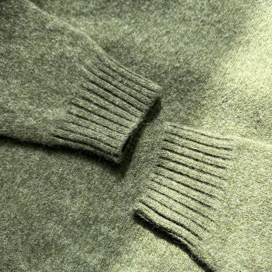 매너그램 셔틀랜드 쉐기독 카키 니트 상품이미지4