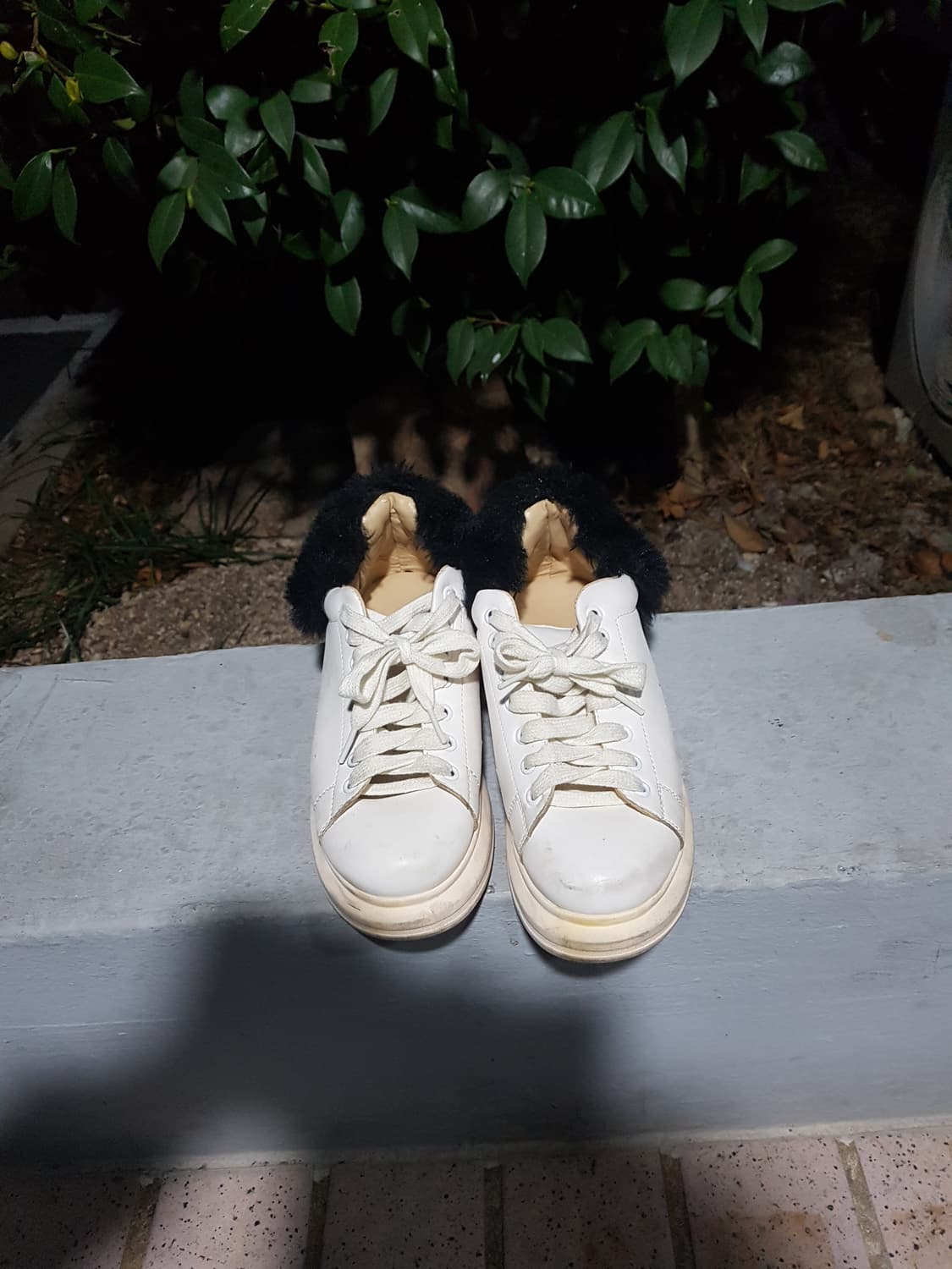 화이트 퍼 트리밍 운동화 스니커즈 230 판매 상품이미지1