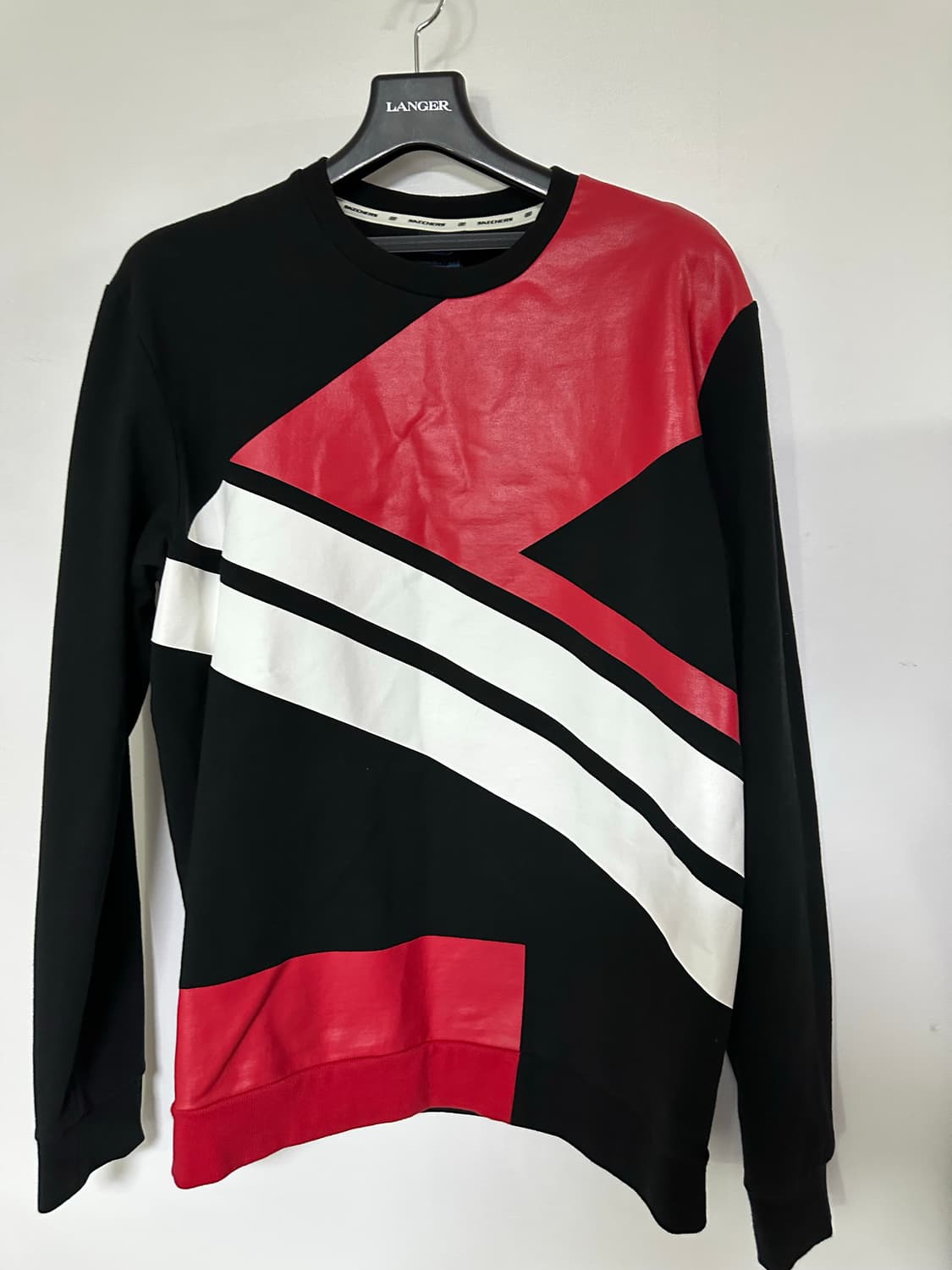 스케쳐스 블랙/레드 배색 맨투맨 티셔츠 상품이미지1