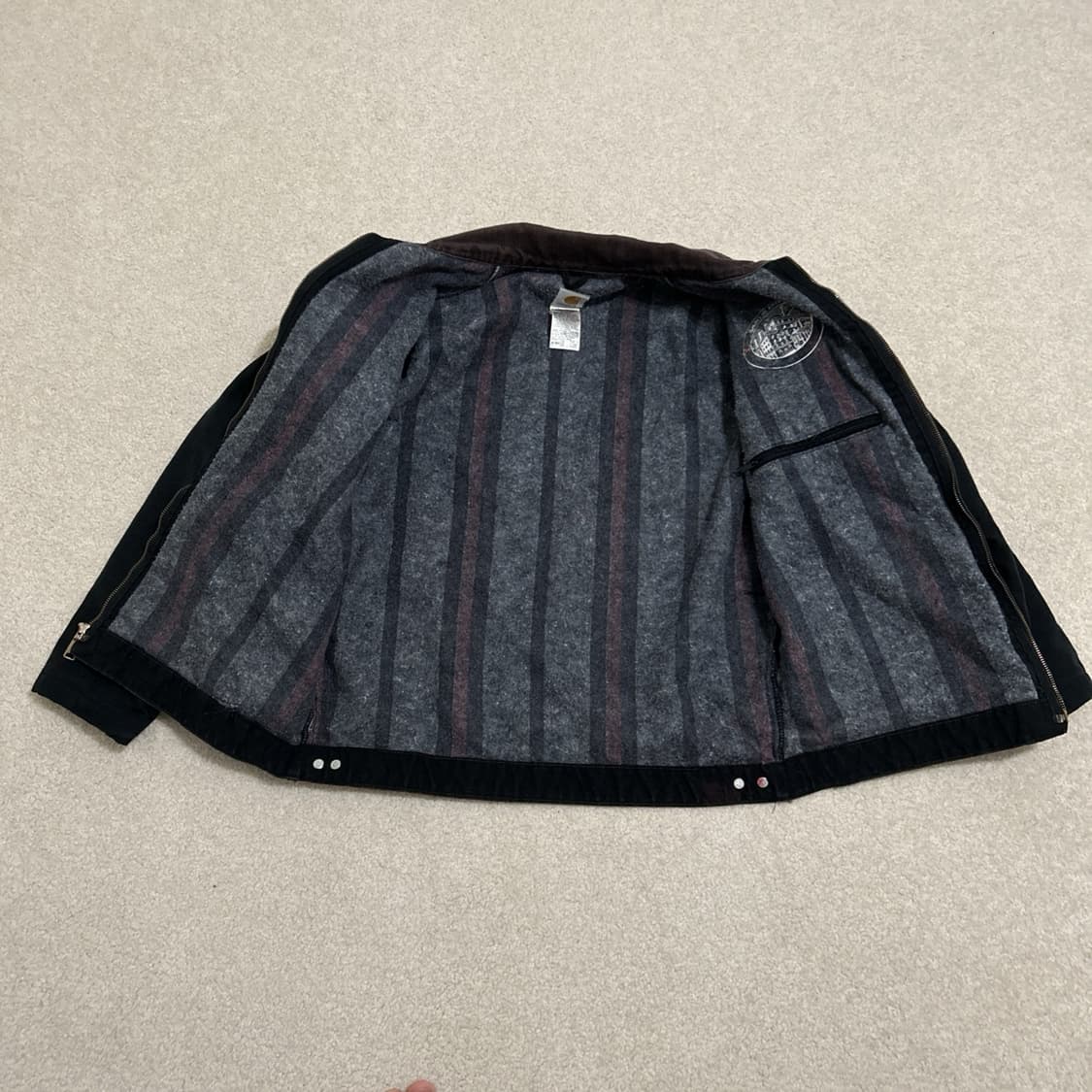 칼하트 J01 브루너 블록스 커스텀 디트로이트 자켓 블랙 상품이미지3