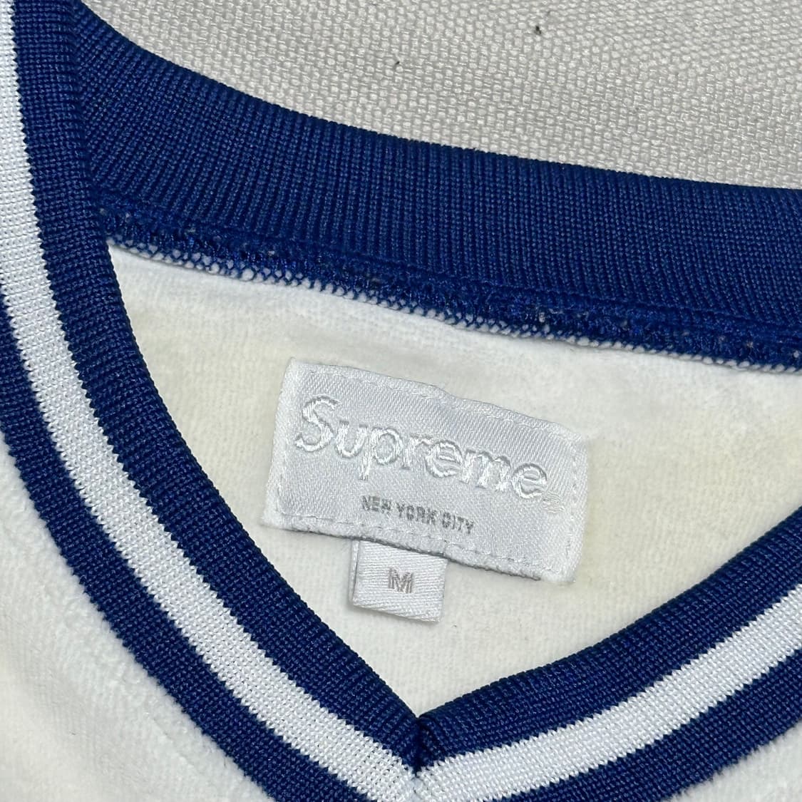 M 슈프림 블루 빅로고 브이넥 반팔 티셔츠 상품이미지4
